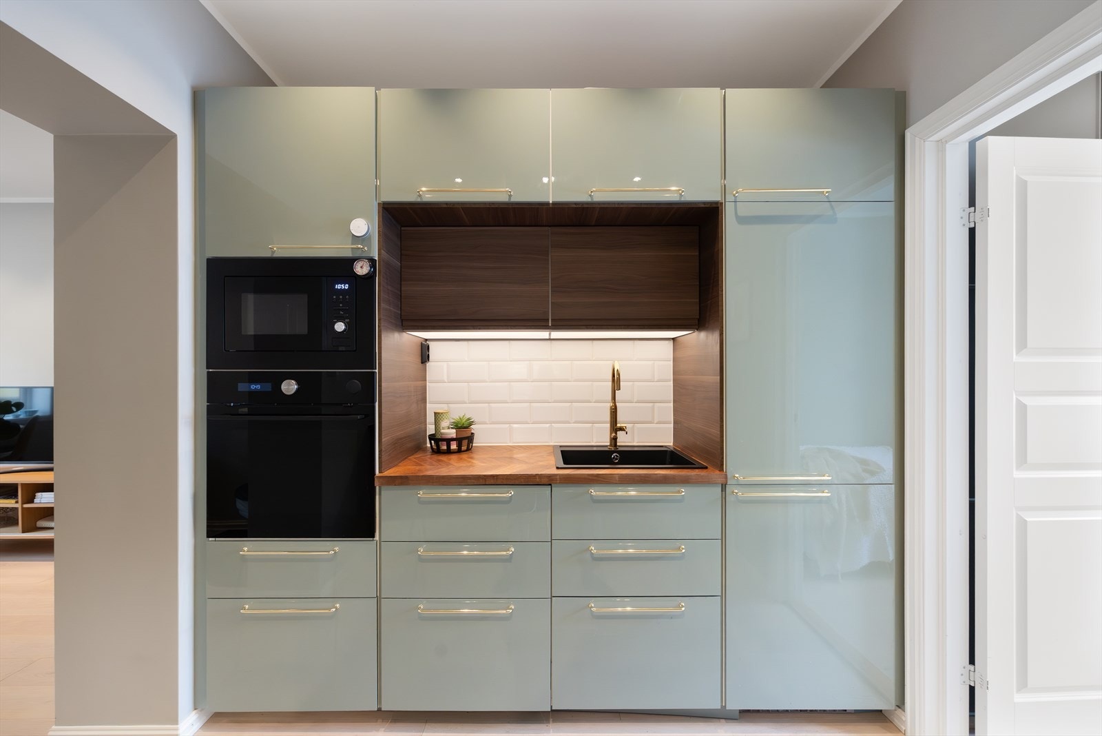 Vegg over benkeplate er belagt med fliser, som gir en praktisk og funksjonell arbeidsflate. Galleribilde