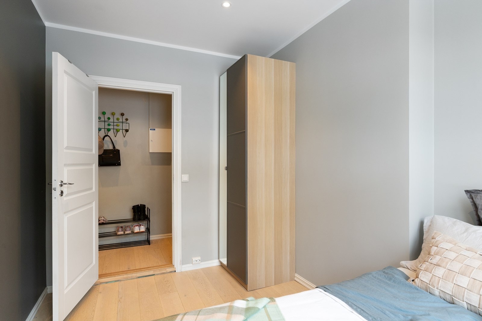 Rommet har også rikelig med oppbevaringsplass i et romslig garderobeskap. Galleribilde