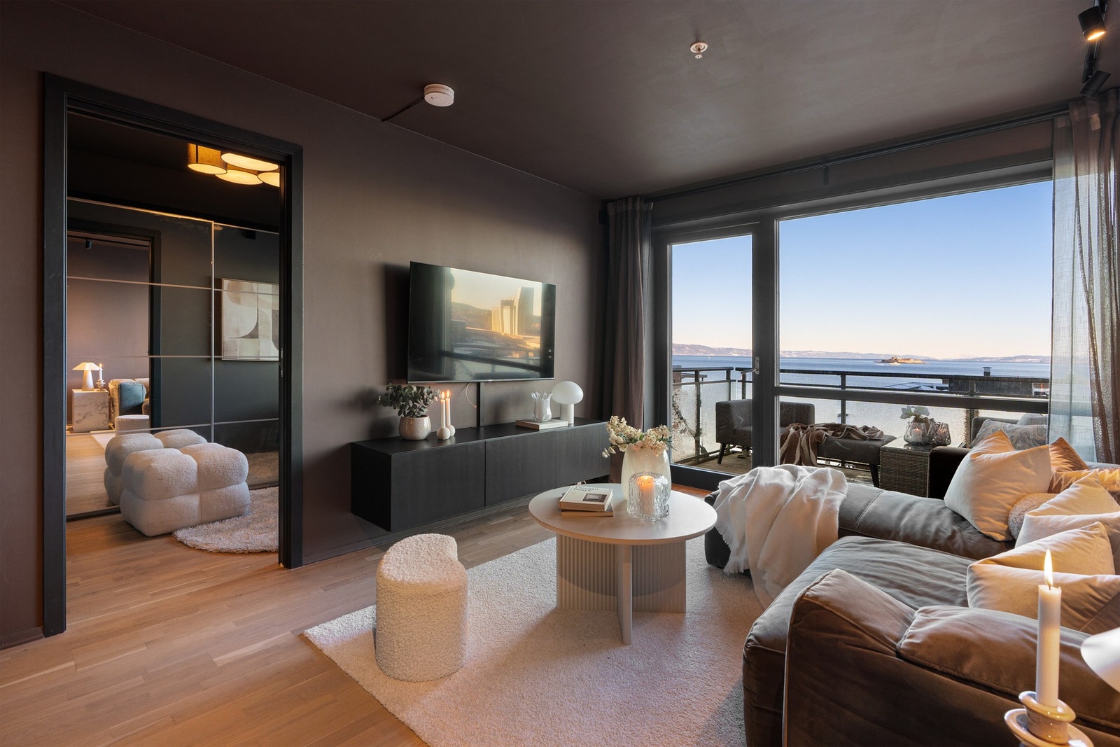 Stuen er nymalt og overflate behandlet i senere tid. Her har man også store vinduer som slipper til rikelig med dagslys. Galleribilde