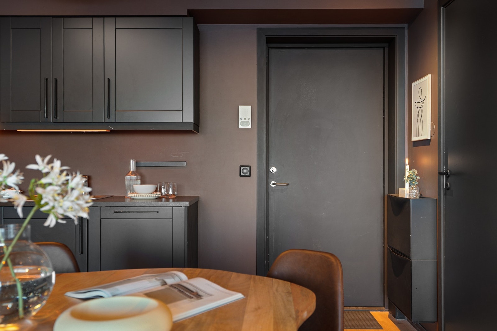 Leiligheten fremstår med et stilrent og tidløst uttrykk med moderne materialvalg i alle rom. Galleribilde