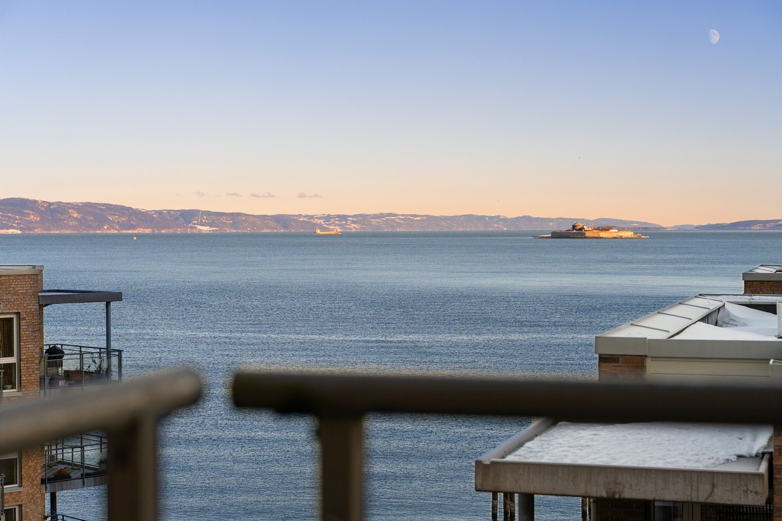 Her oppnår man en fri bofølelse med uhindret utsikt over bl.a. Trondheimsfjorden, Munkholmen og Fosen. Galleribilde