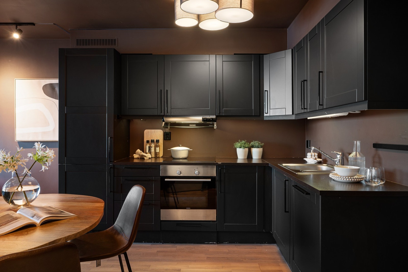 Kjøkkenet er spraylakkert. Levert av HTH. Galleribilde