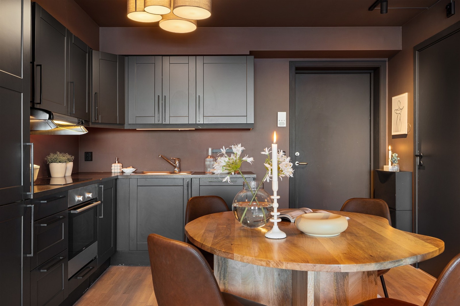 Godt med oppbevaringsplass og integrerte hvitevarer. Galleribilde