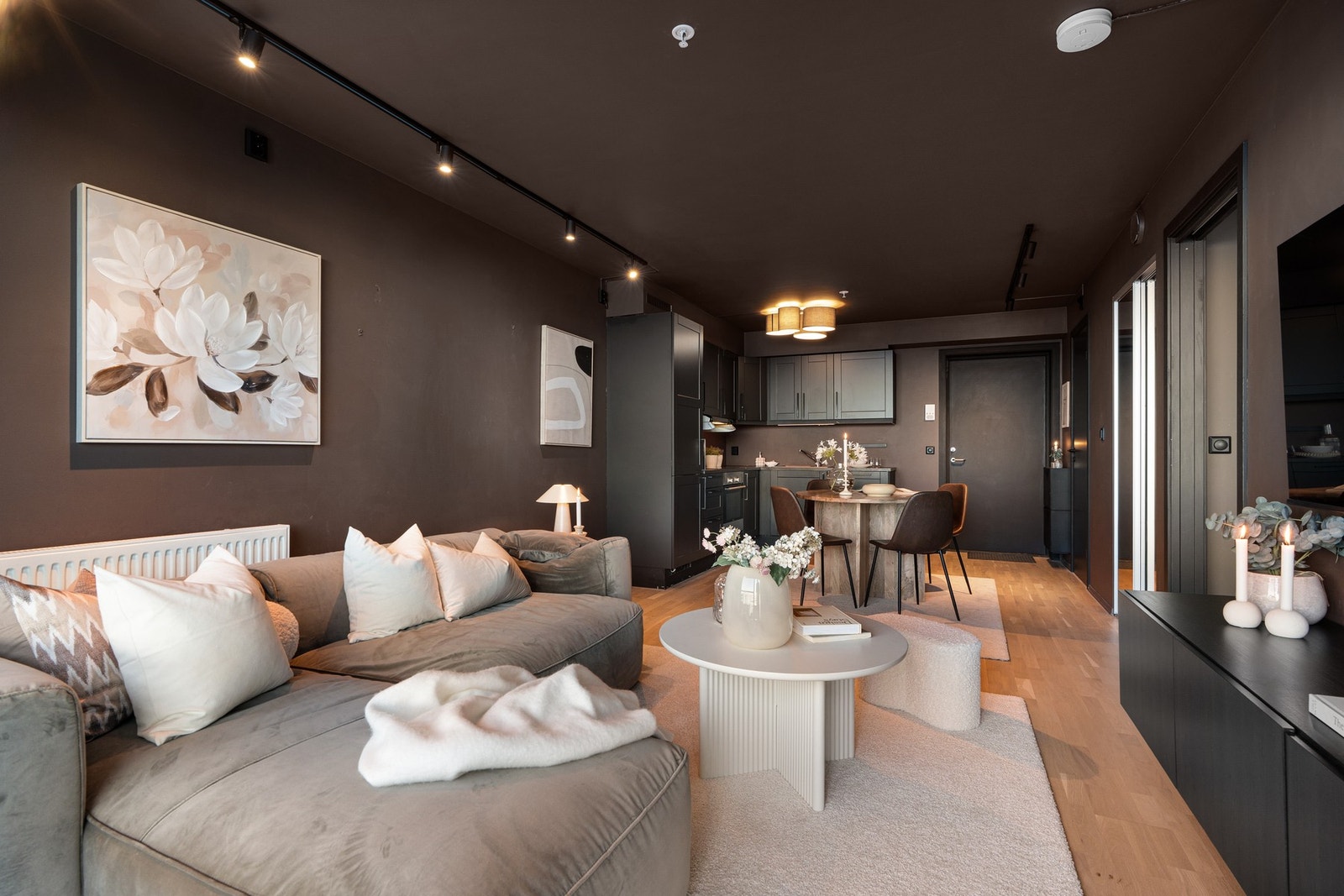 Det er satt inn nye spotskinner samt at gulvet er slipt. Galleribilde