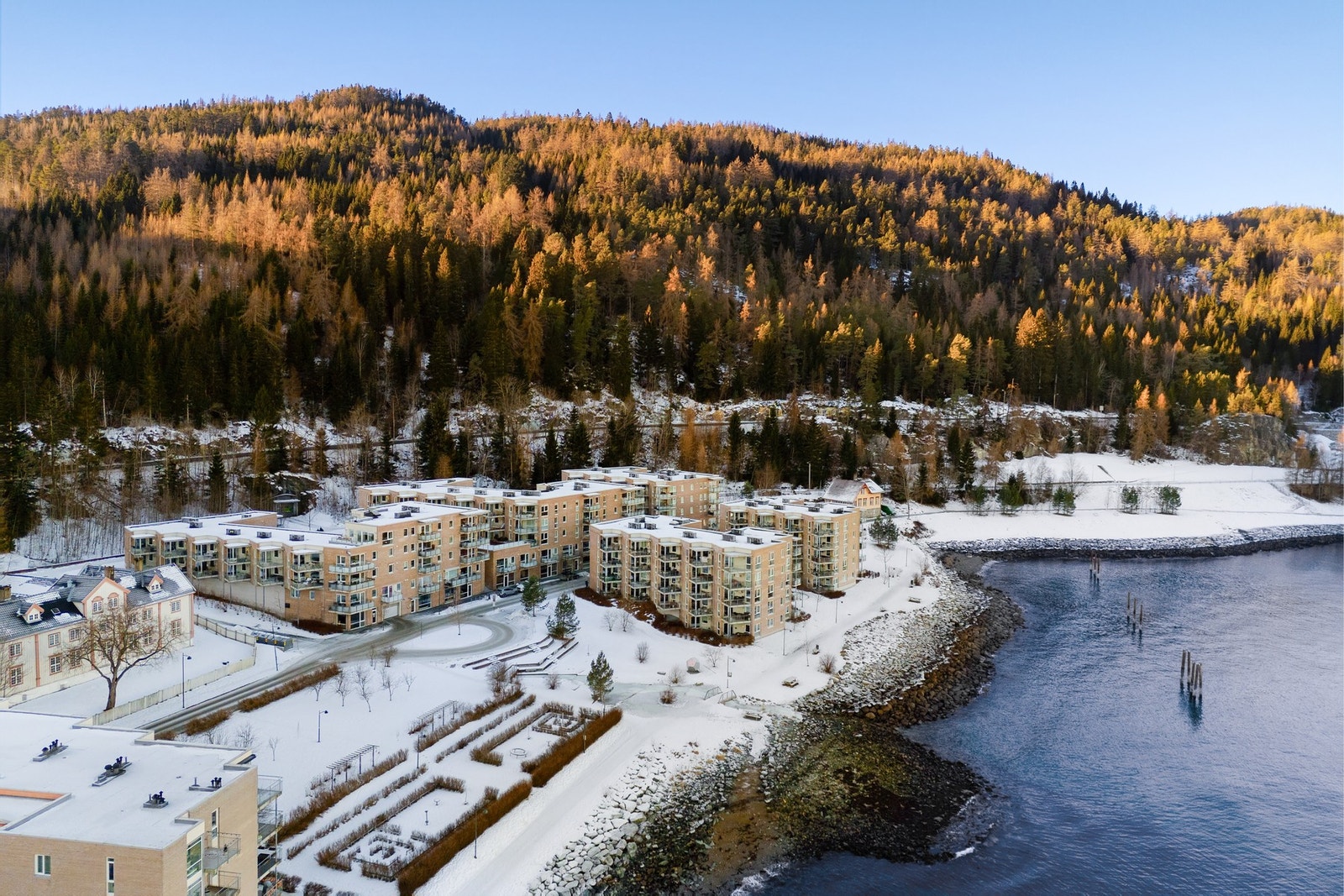 Her bor man i et fredelig og etablert boområde bestående av nyere leilighetsbygg. Området er omkranset av flotte grøntarealer. Langs strandpromenaden har man bl.a. sandvolleyballbane, lekeplass, badeplass og sittegrupper. Galleribilde