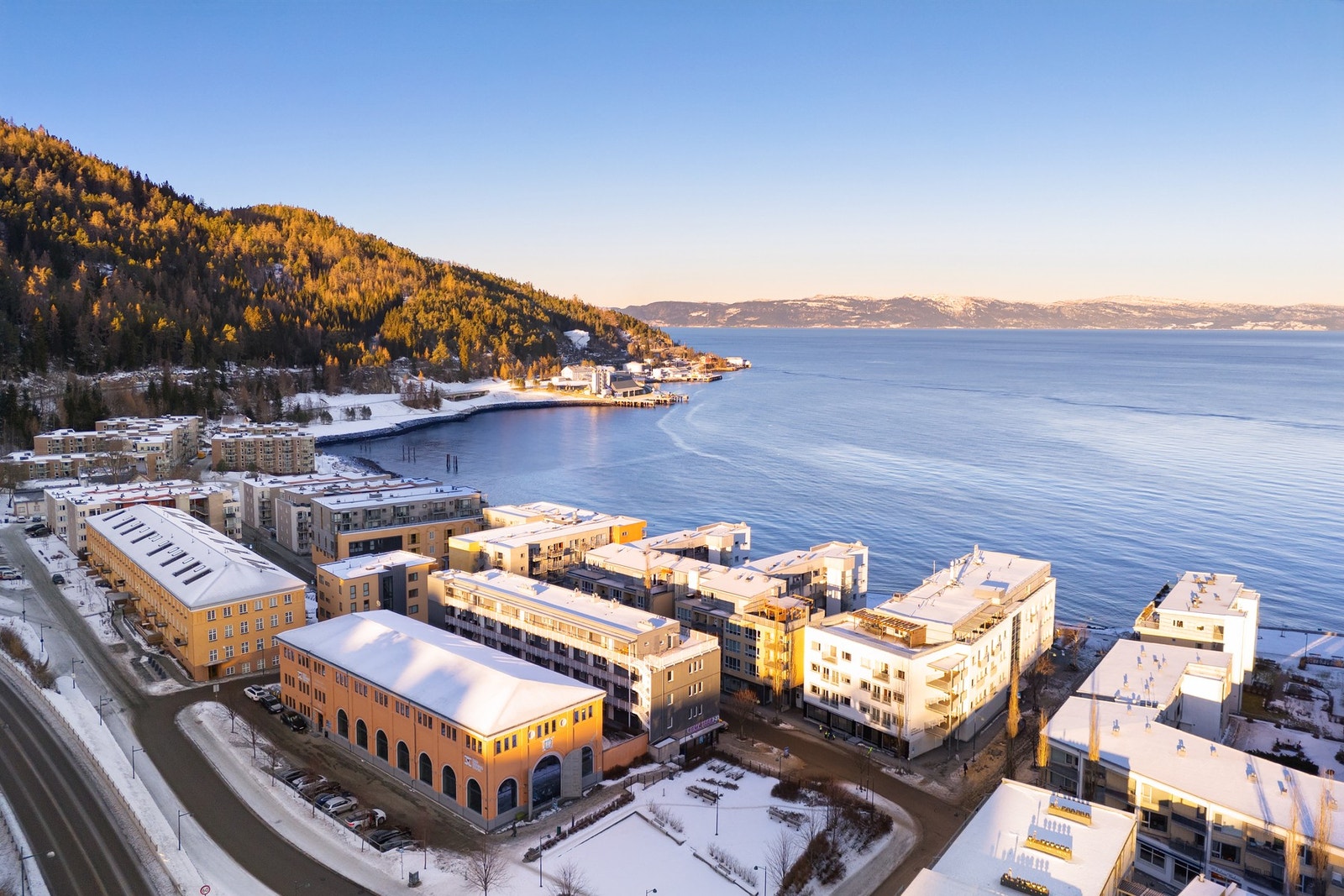 Fra boligen har man umiddelbar nærhet til populære Bymarka, samtidig sentralt med kun 20 minutters gange inn til bykjernen. 3T-Ilsvika, Rema 1000, Coop Extra, Frisør og Ilsvika Restaurant ligger innen 5 min gange. Galleribilde