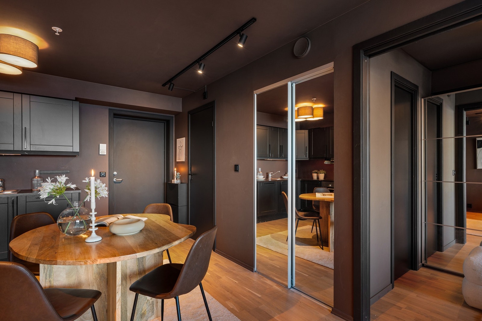 Oppvarming via fjernvarme, varmtvann, kabel-TV og internett (bredbånd) er inkludert i fellesutgiftene. Galleribilde