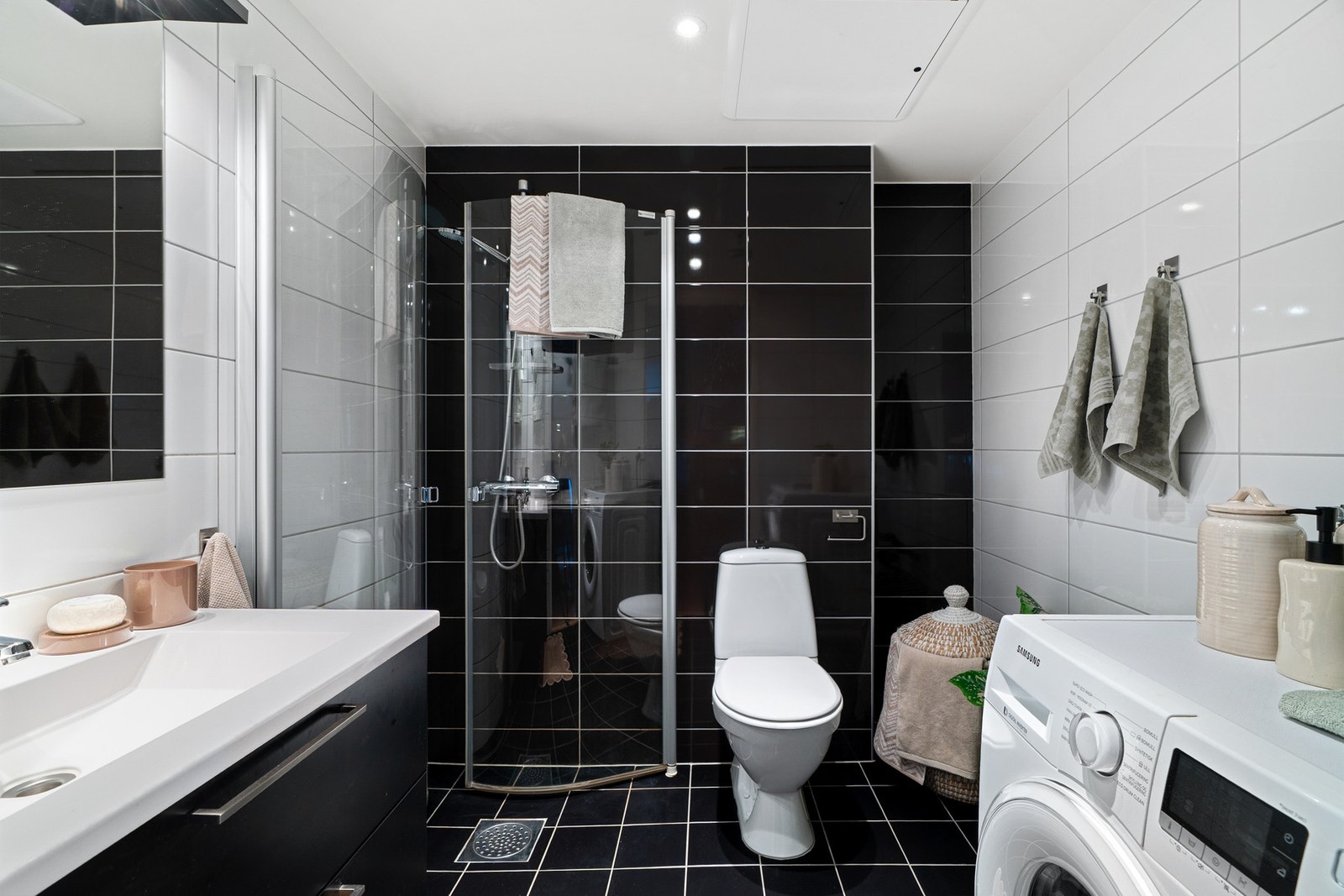 Lekkert, flislagt bad fra byggeår 2012. Av utstyr har man toalett, dusjhjørne, baderomsinnredning med lagringsplass og opplegg for vaskemaskin. Galleribilde