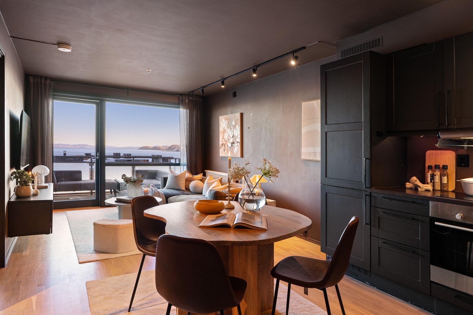 Stuen sammen kjøkken utgjør 25 kvm og har god plass til spisebord i mellom sofa og kjøkken. Galleribilde