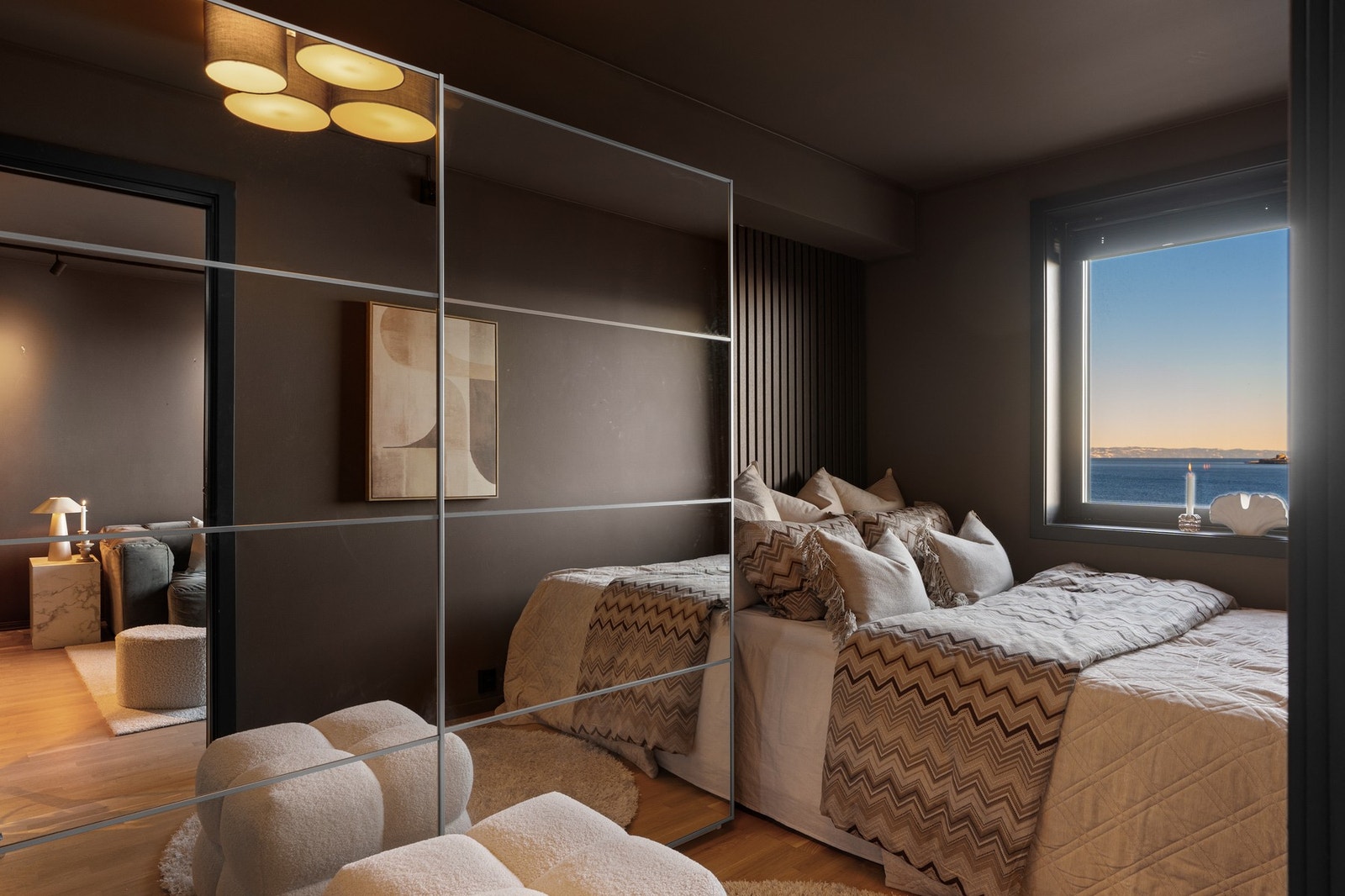 Soverom på 8 kvm med walk-in-closet. Romslig skyvedørsgardrobe som medfølger. Galleribilde