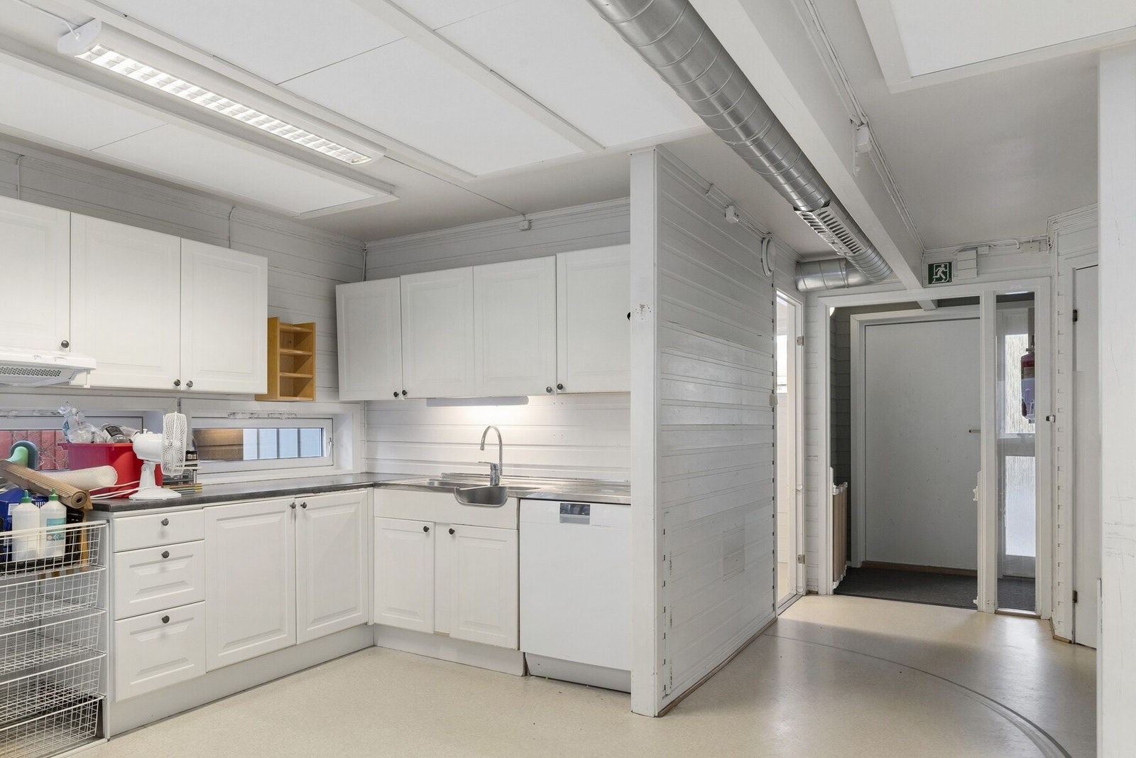 1. etasje rommer: Mellomgang, lekerom/oppholdsrom, 2 stellerom, 2 omkledningsrom, lekerom, kontor, toalettrom, oppholdsrom, gang og kjøkken. Galleribilde