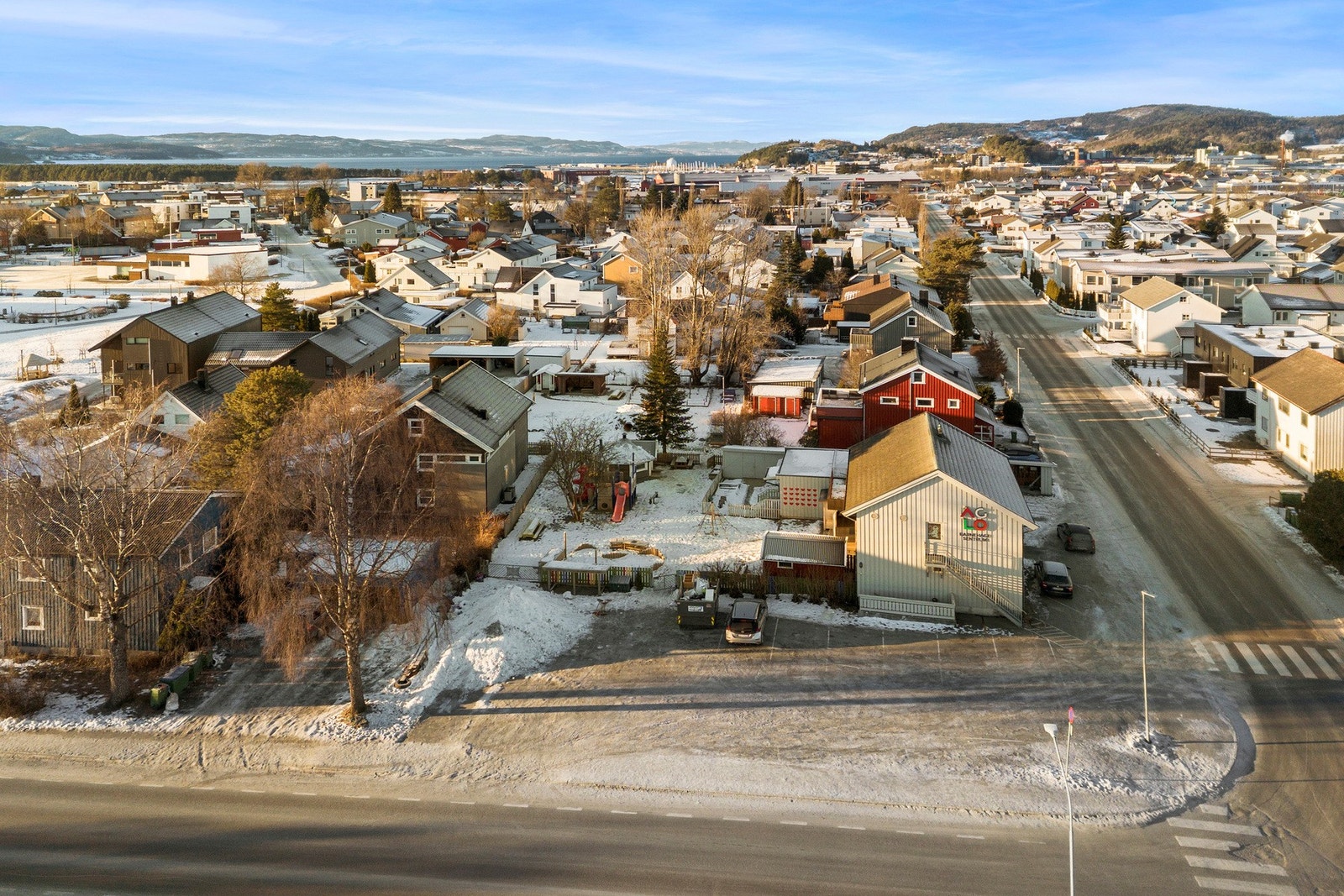 Sentrumskjernen nås med kort gange fra eiendommen - Kort avstand til bla. skoler, universitet, kjøpesenter, kulturhus, idrettsanlegg, buss- og togstasjon. Se 360-visning i annonsen. Galleribilde