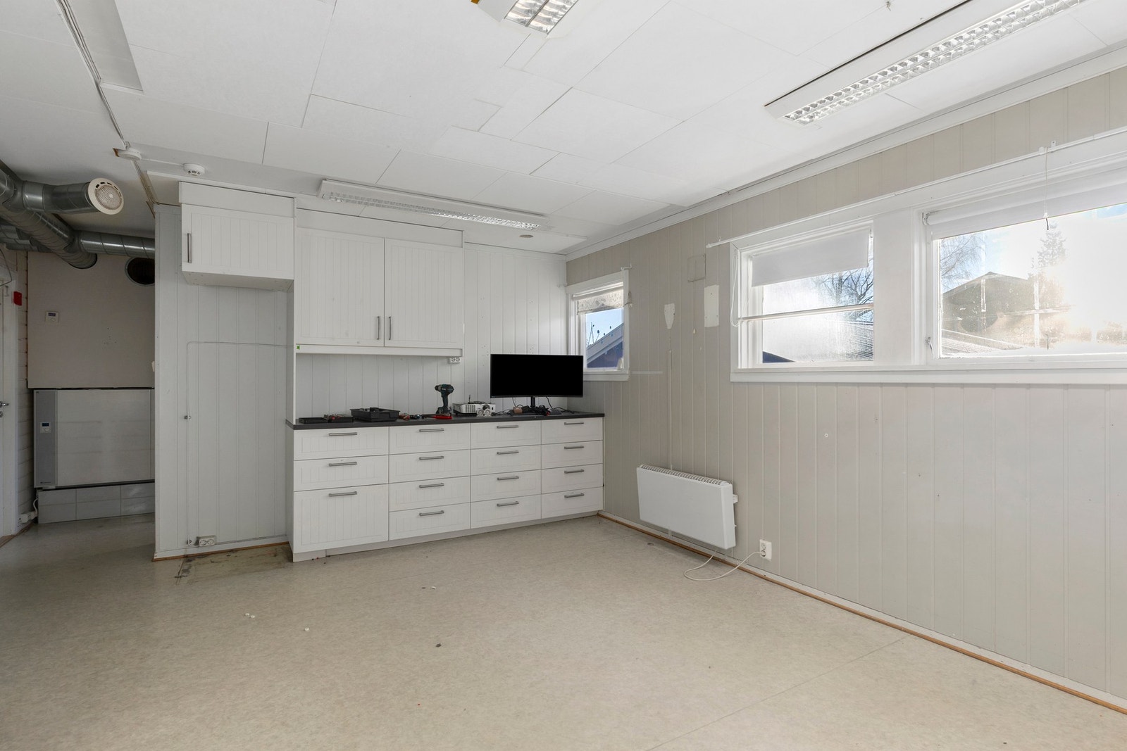 Oppholdsrom i 1. etasje. Kjelleretasjen rommer: Trapperom/garderobe, toalettrom, kontor, lagerrom/arkiv og vaskekjeller. Galleribilde