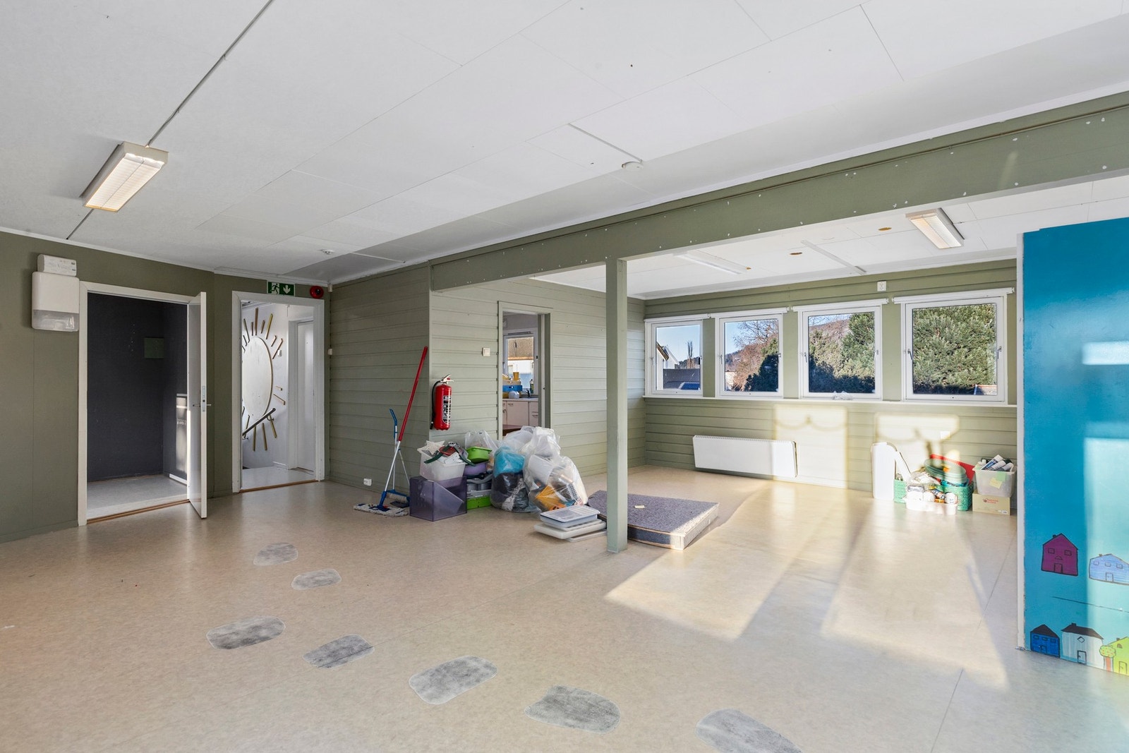 Bygget er i dag innredet med bla. garderober/omkledningsrom, flere leke-/oppholdsrom, kjøkken, toaletter, stellerom, samt godt med lagringsplass. Galleribilde