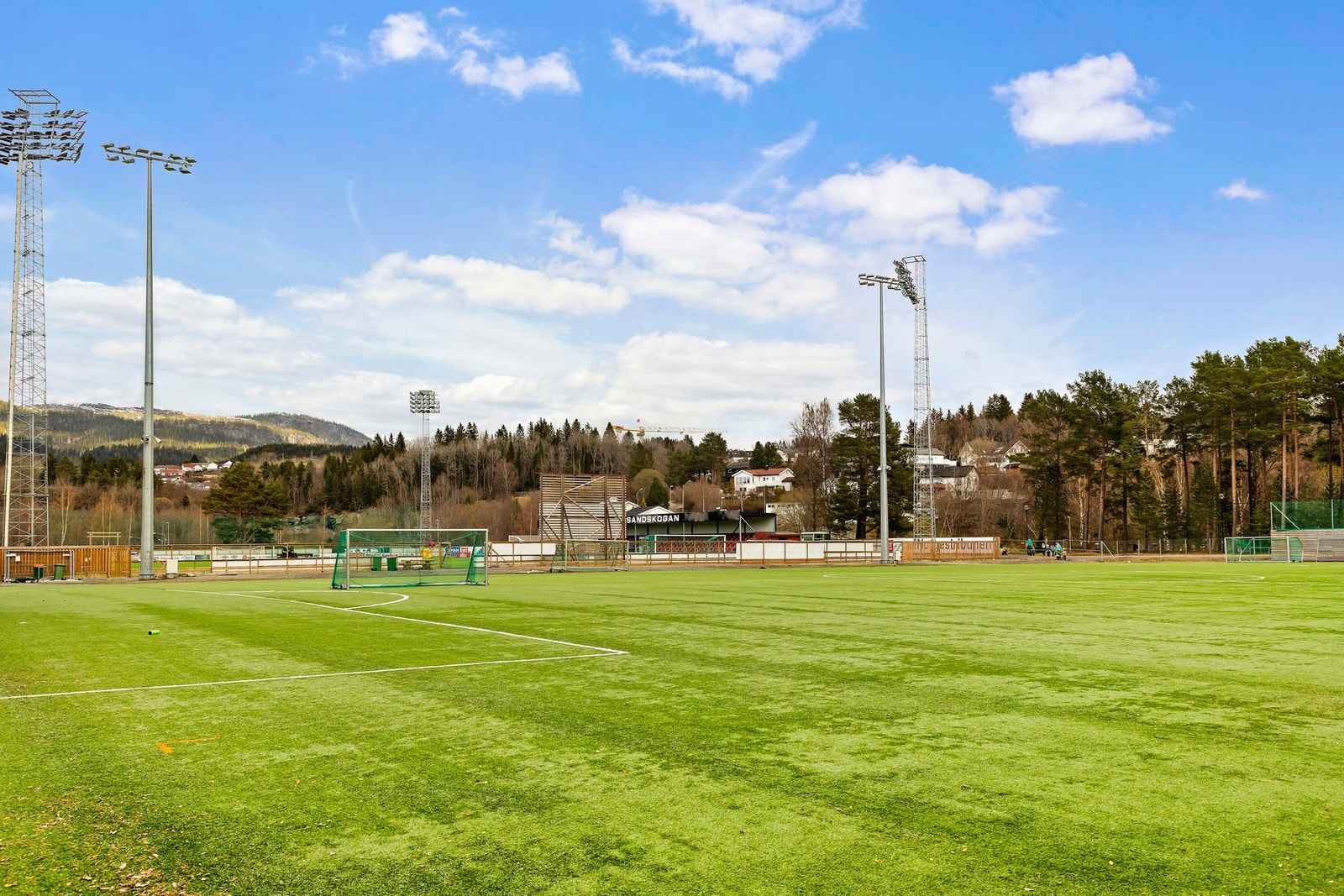 I tilknytning til Sandskogan finner du fotballbaner og friidrettsanlegg. Galleribilde