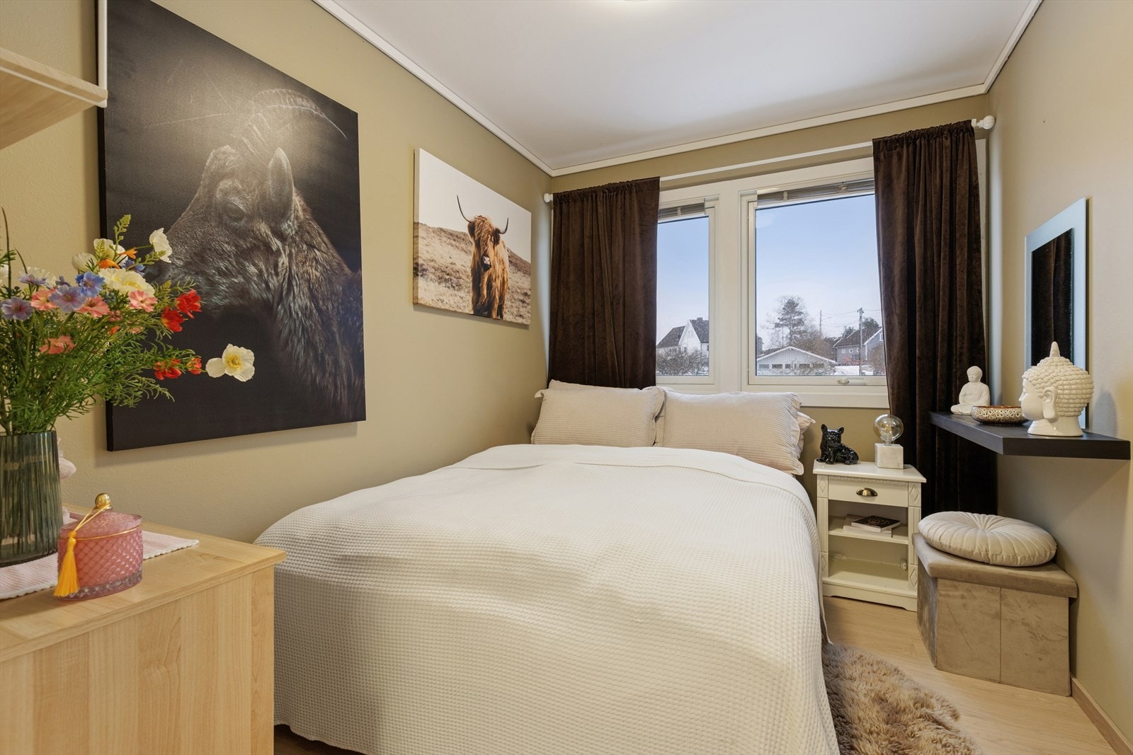 Boligen har tre gode soverom med fine innredningsmuligheter, samlet på samme etasjeplan. Galleribilde