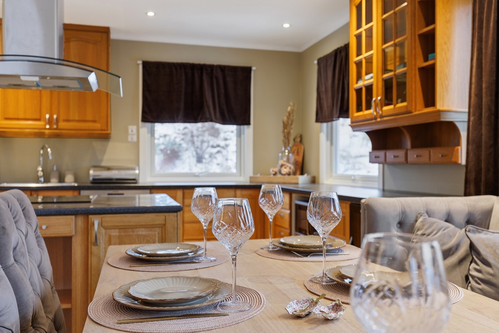 Stue og kjøkken ligger i en åpen og sosial løsning som innbyr til samvær, med en naturlig plassering av spisegruppen. Galleribilde