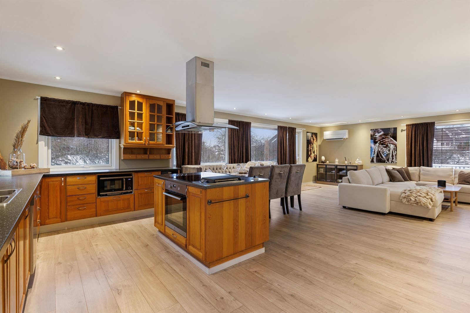 Praktisk kjøkkenøy som gir ekstra benkeplass og gode lagringsmuligheter. Koke- og stekesonen er plassert her. Galleribilde