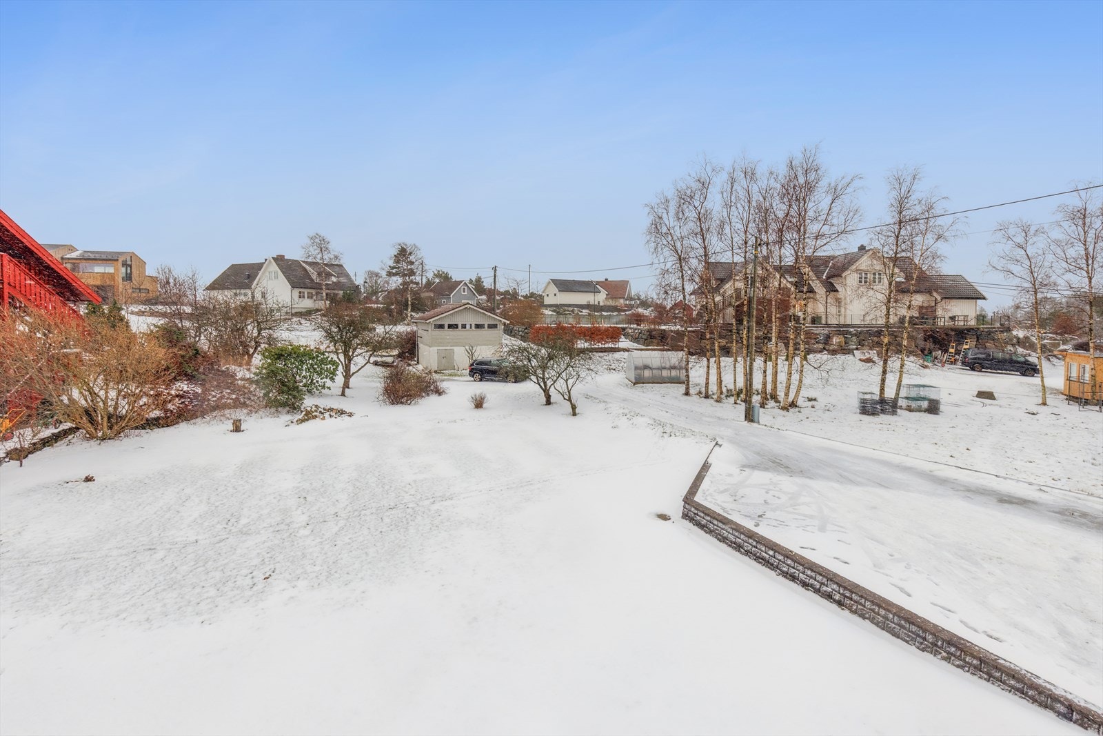 Her får du en svært romslig og solrik tomt som gir en tydelig landlig følelse, til tross for sin sentrale beliggenhet. Galleribilde