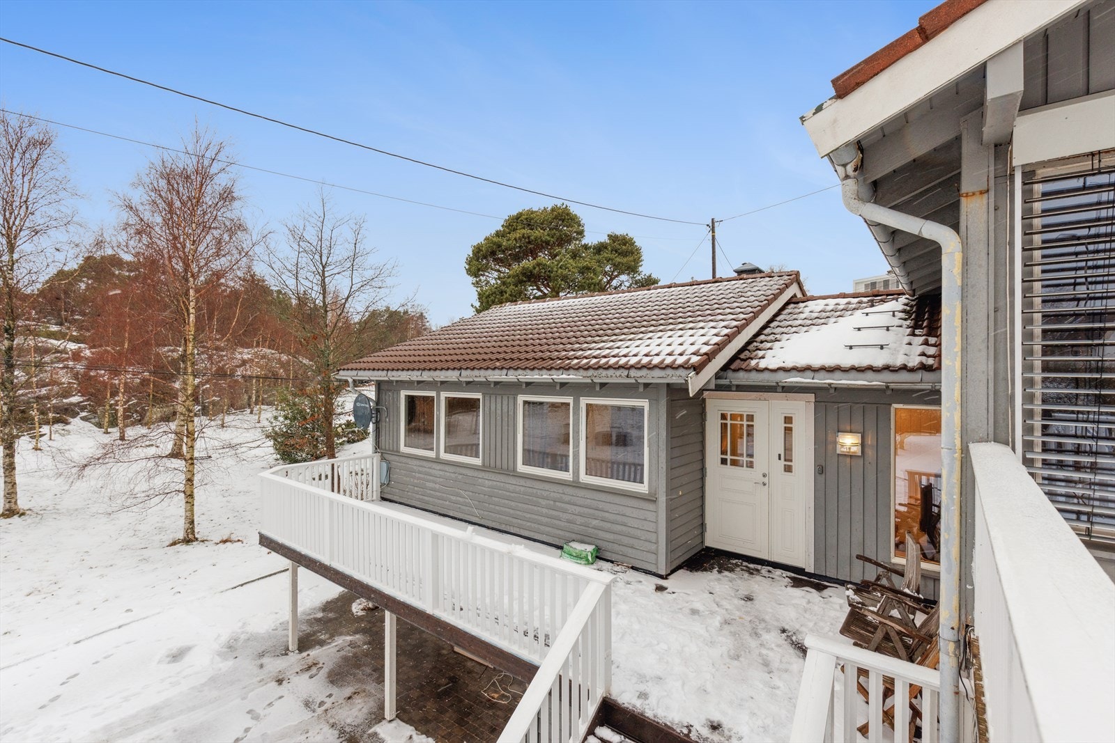 Solfylte sommerdager kan nytes på boligens flere uteplasser, med gode muligheter for at hele familien finner sin naturlige plass. Galleribilde