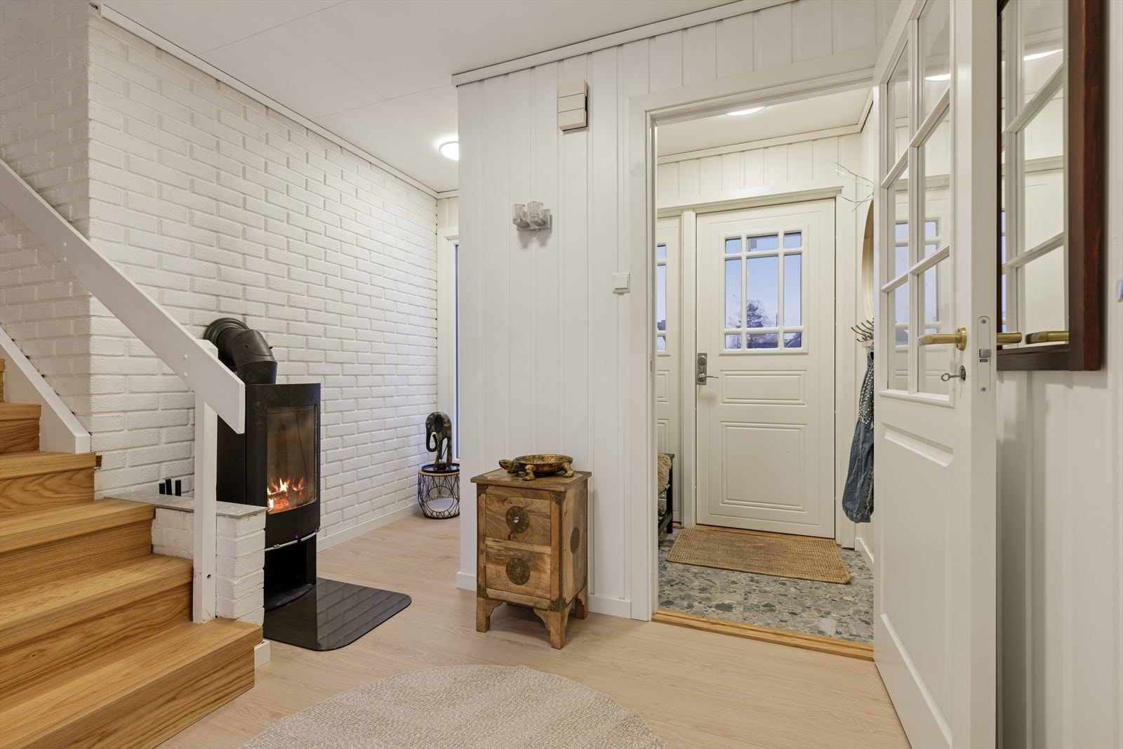 Velkommen inn! Entré med plass til å henge fra seg yttertøy og sette fra seg sko. Galleribilde
