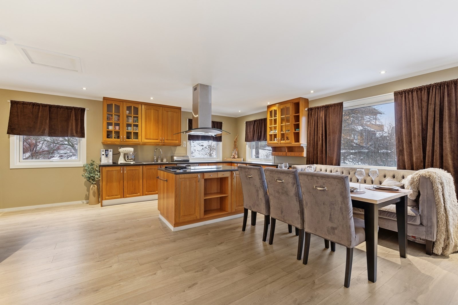 De store vindusflatene sørger for rikelig med naturlig lys og en luftig romfølelse. Galleribilde