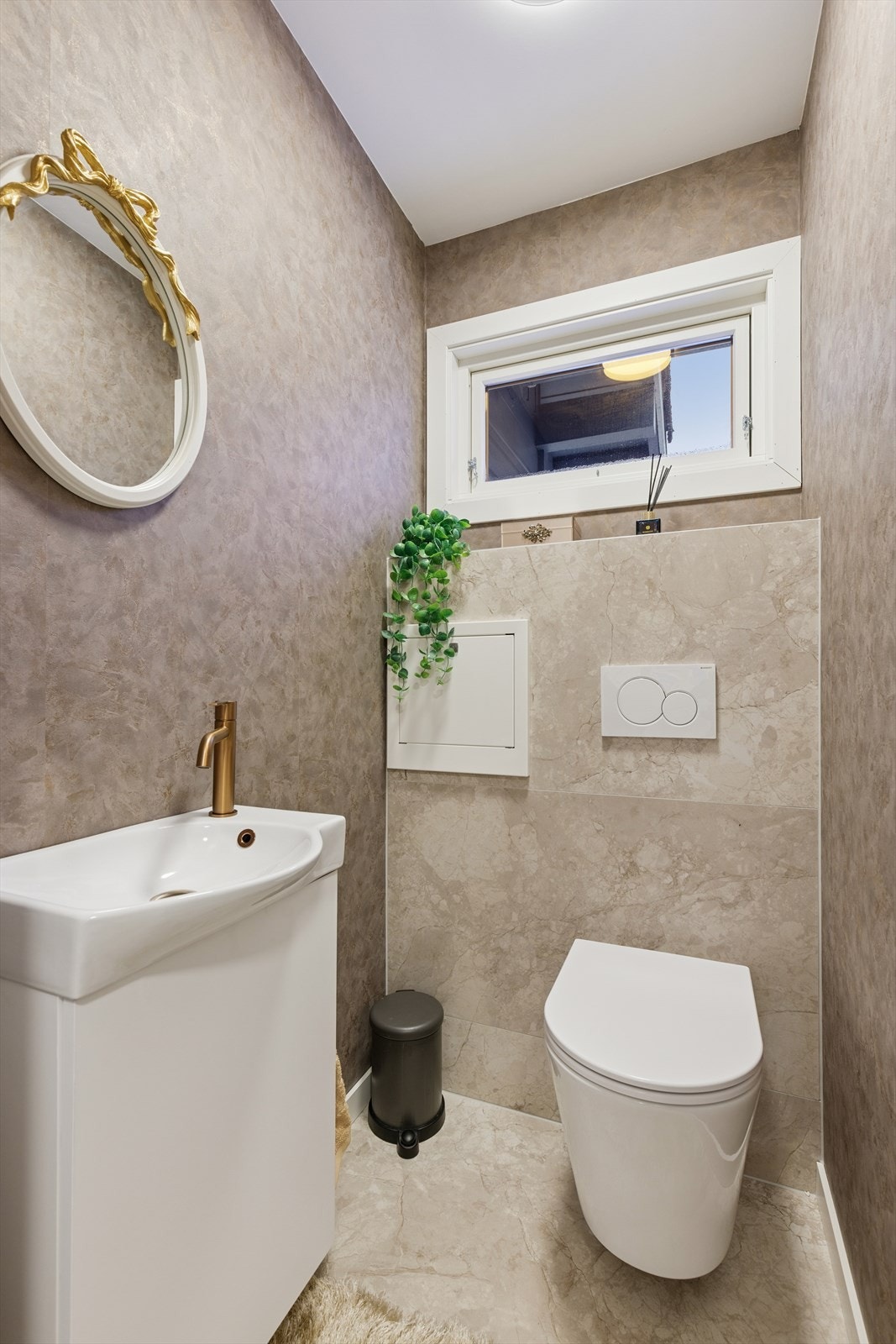 Separat toalettrom med vegghengt klosett og servant. Galleribilde