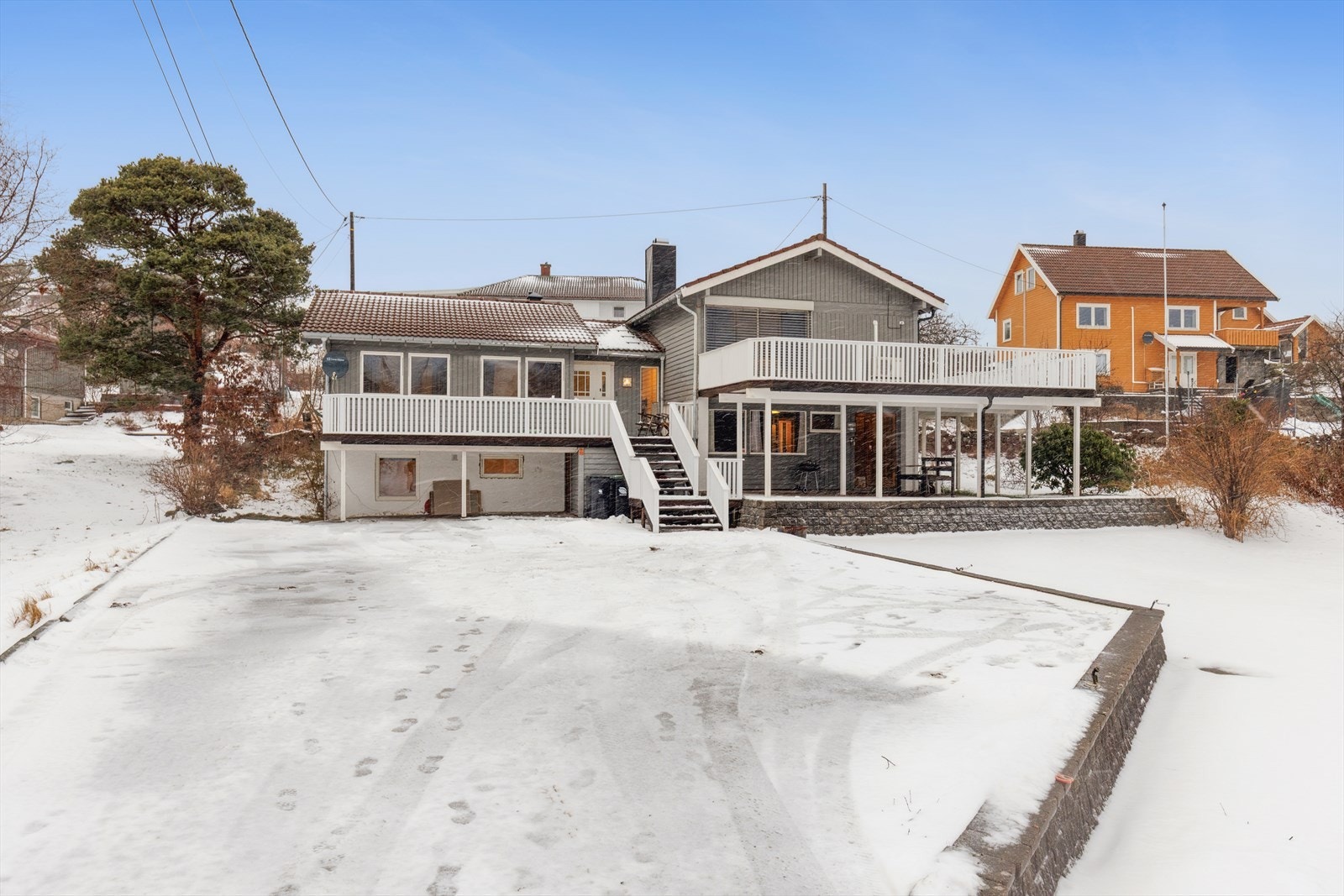 Dette er en svært familievennlig enebolig beliggende i et rolig og veletablert boligområde på Langenes i Søgne. Galleribilde