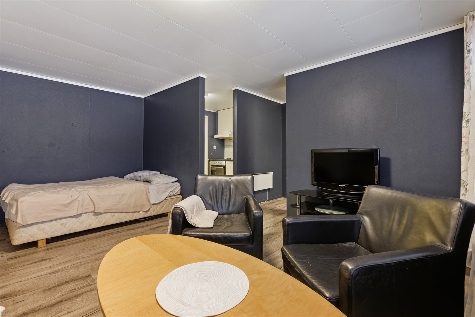 Boligen har en innredet hybeldel i kjelleretasjen, bestående av entré, stue, kjøkken, gang og bad. Galleribilde