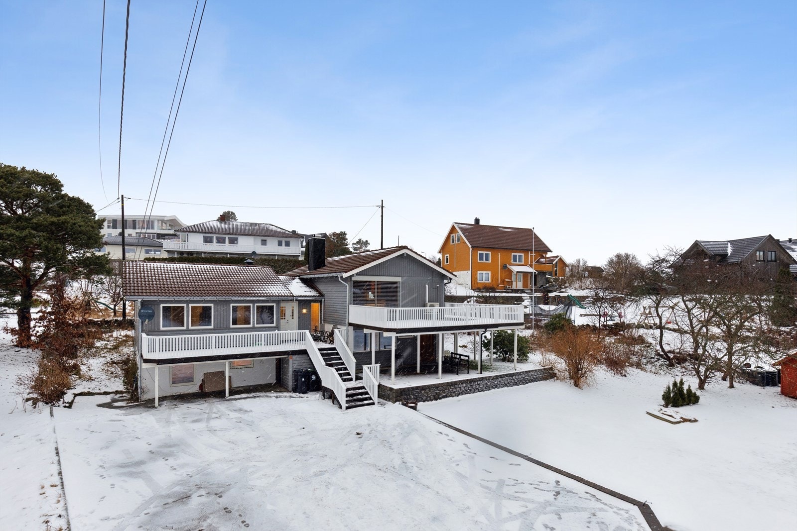 Boligen har en innholdsrik planløsning som strekker seg over to plan, med blant annet hybeldel i kjelleren. Galleribilde