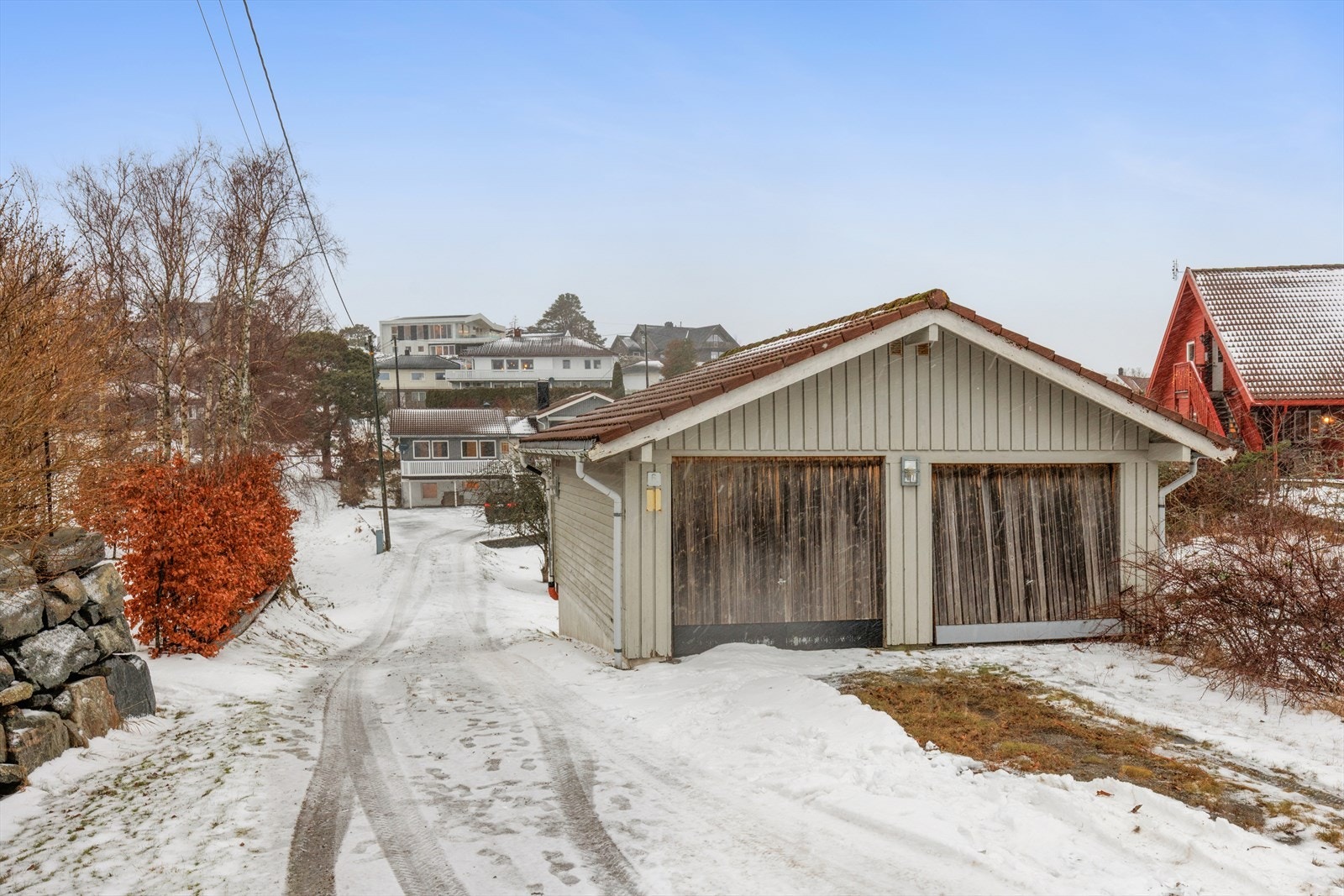Det er gode parkeringsmuligheter både på egen grunn og i dobbegarasje. Galleribilde