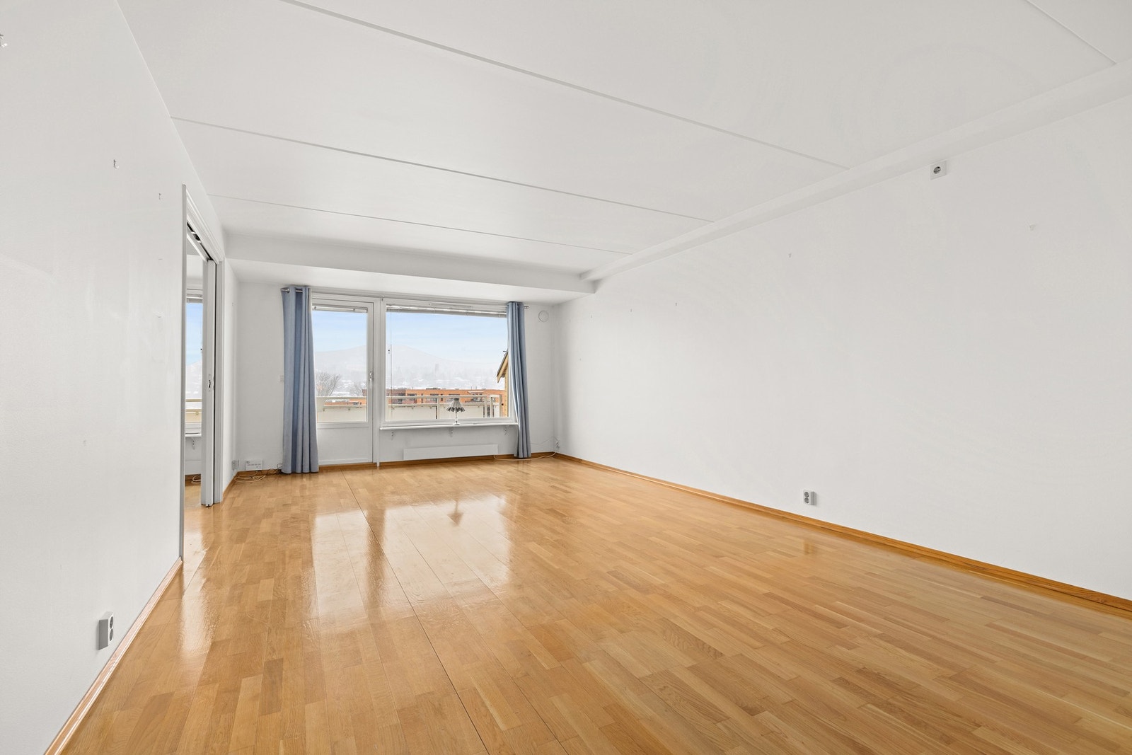 Stuen er romslig og lett å møblere Galleribilde