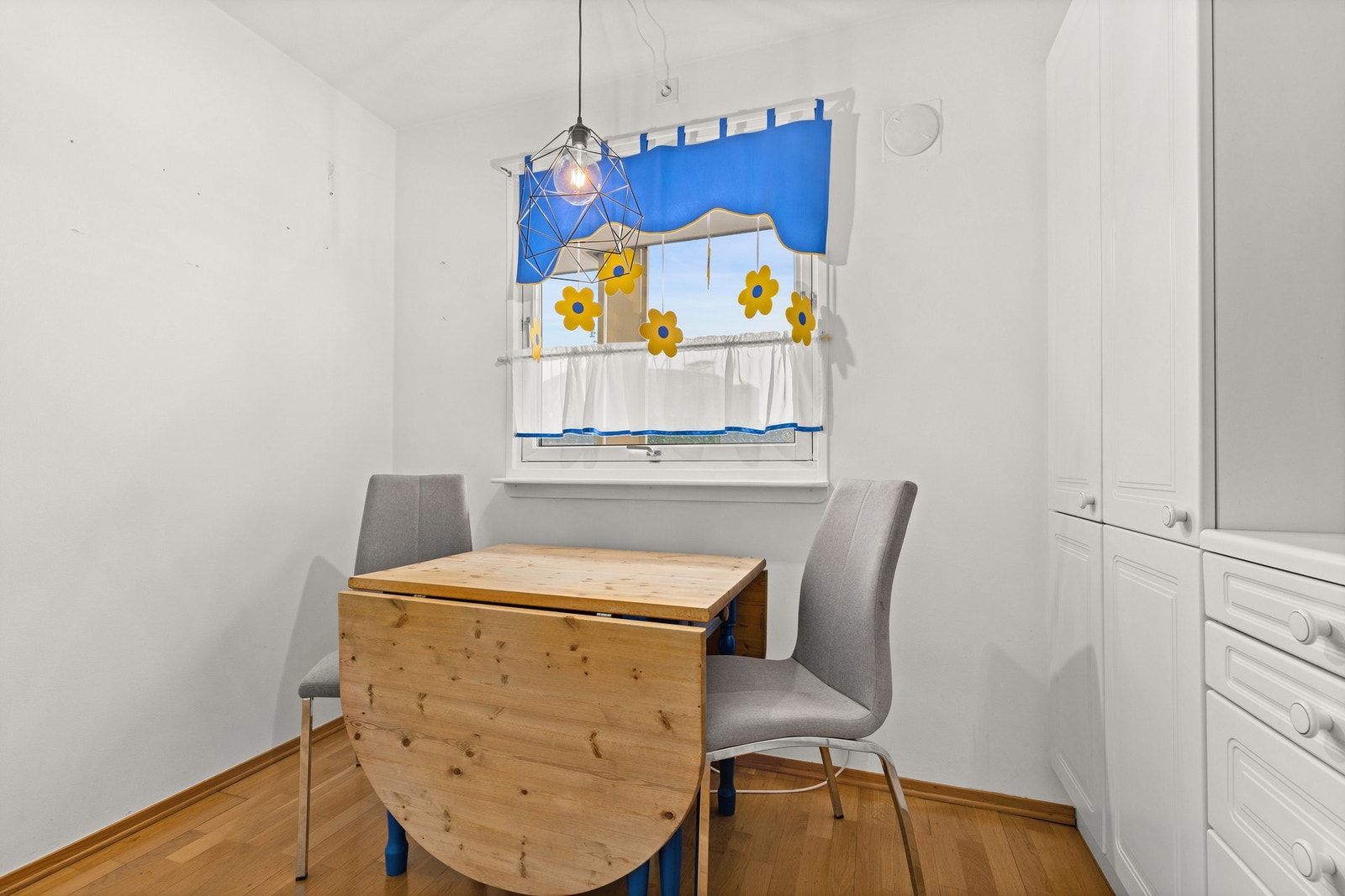 Ved kjøkkenbordet får man inn morgensol Galleribilde