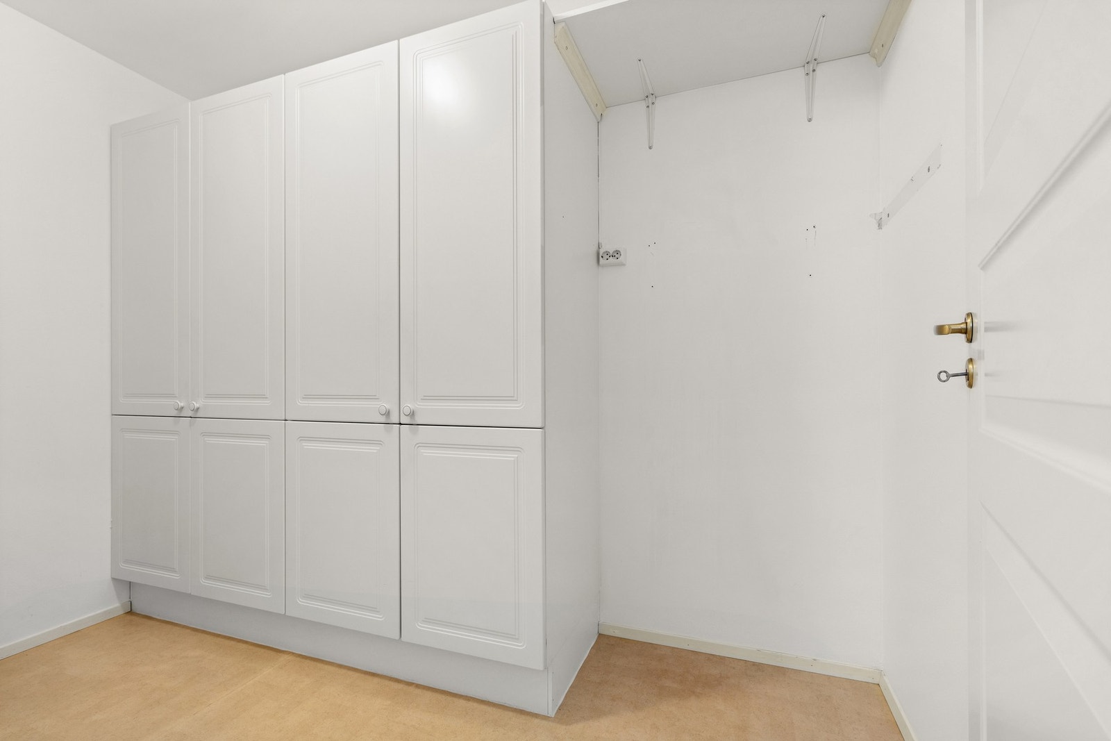 Innvendig bod med skap og god lagring Galleribilde