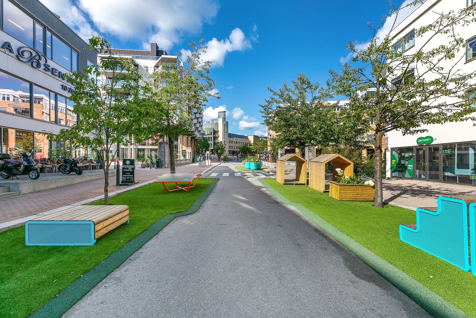 Bilde fra Bekkestua sentrum hvor det er lagt til rette for både barn og voksne. Galleribilde