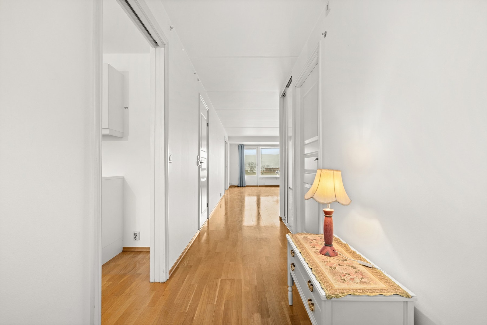 Fra hallen kommer man inn til soverom, kjøkken og bad og videre inn i stuen Galleribilde