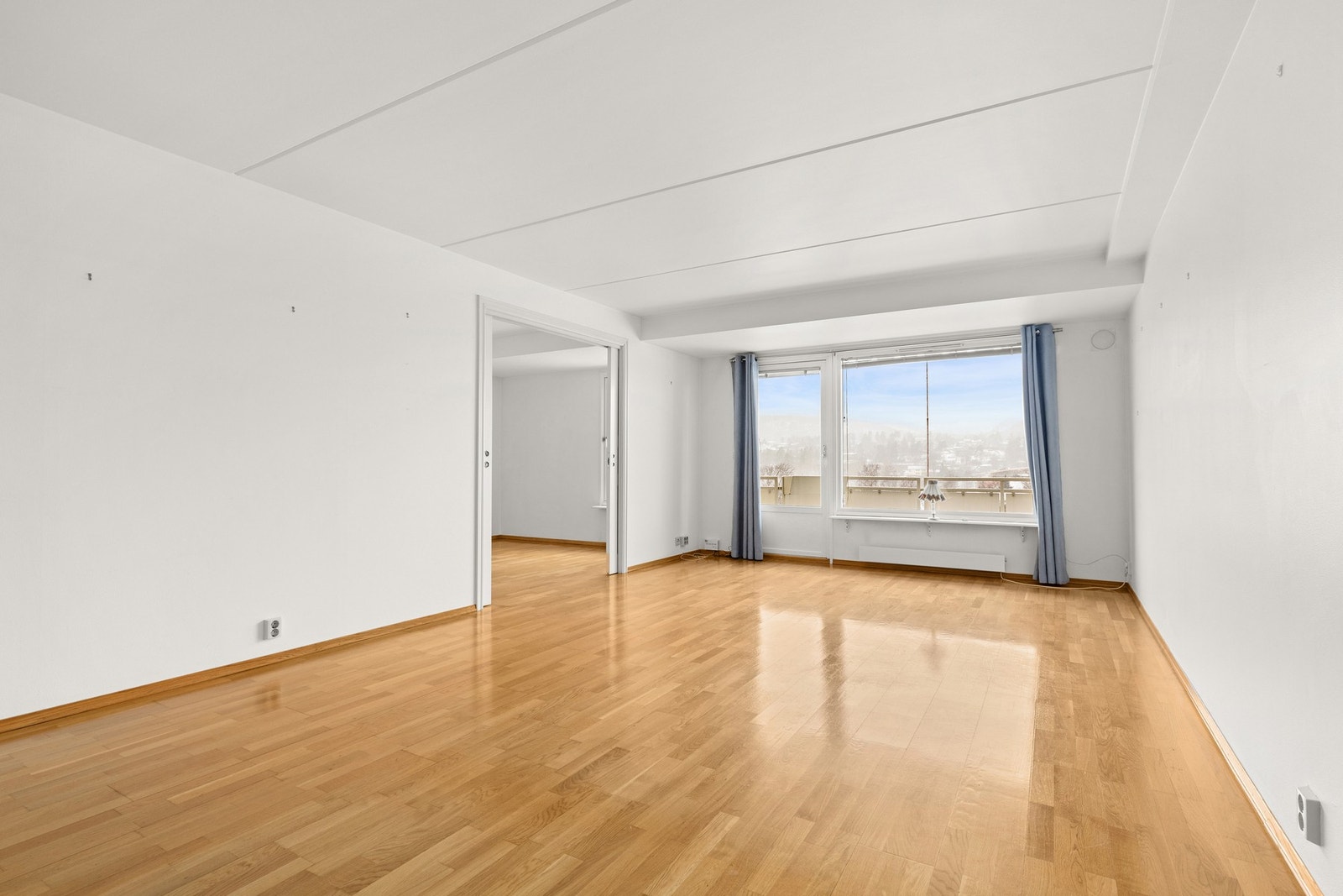 Romslig stue med utgang til stor vestvendt terrasse - rikelig med ettermiddags- og kveldssol.
Flott utsikt mot Kolsåstoppen og marka. Galleribilde