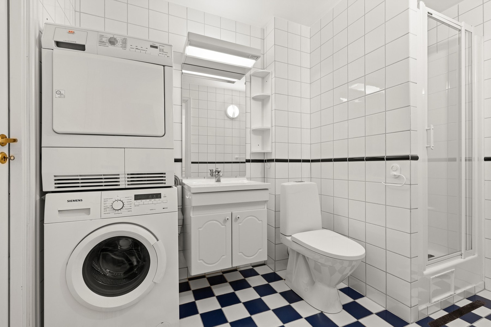 Fliselagt dusjbad/w.c. med opplegg for vaskesøyle Galleribilde