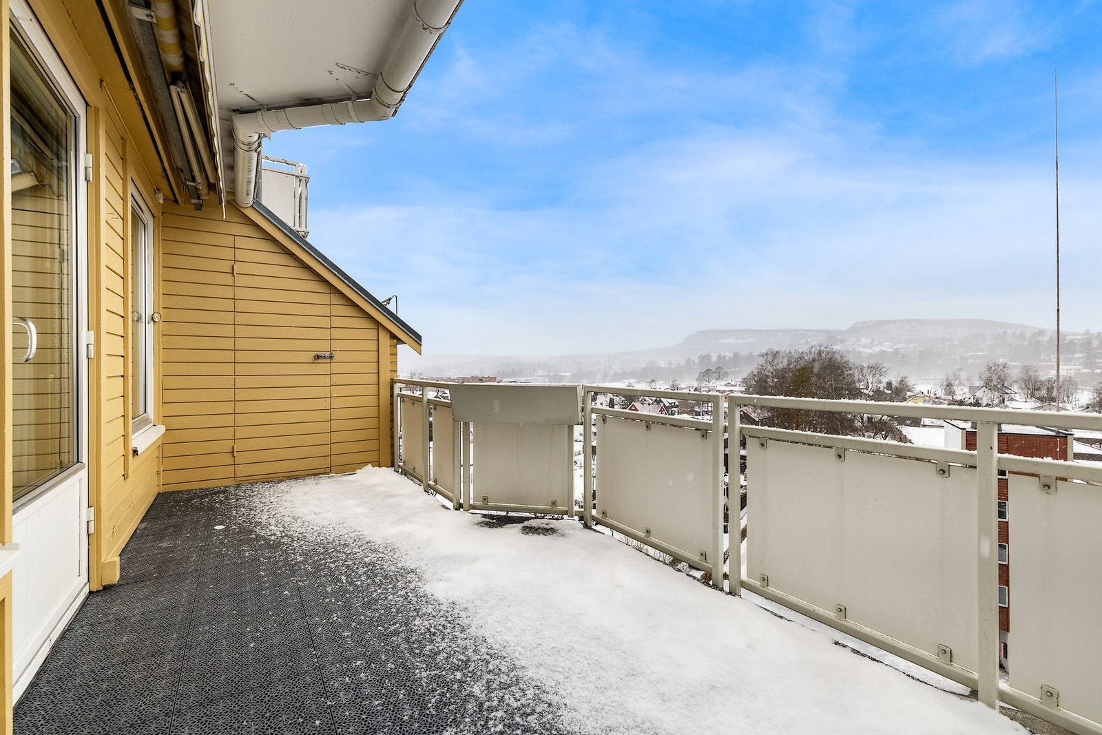 På terrassen kan man nyte flotte sommerkvelder med sen kveldssol.
Utebod i forbindelse med terrassen. Galleribilde