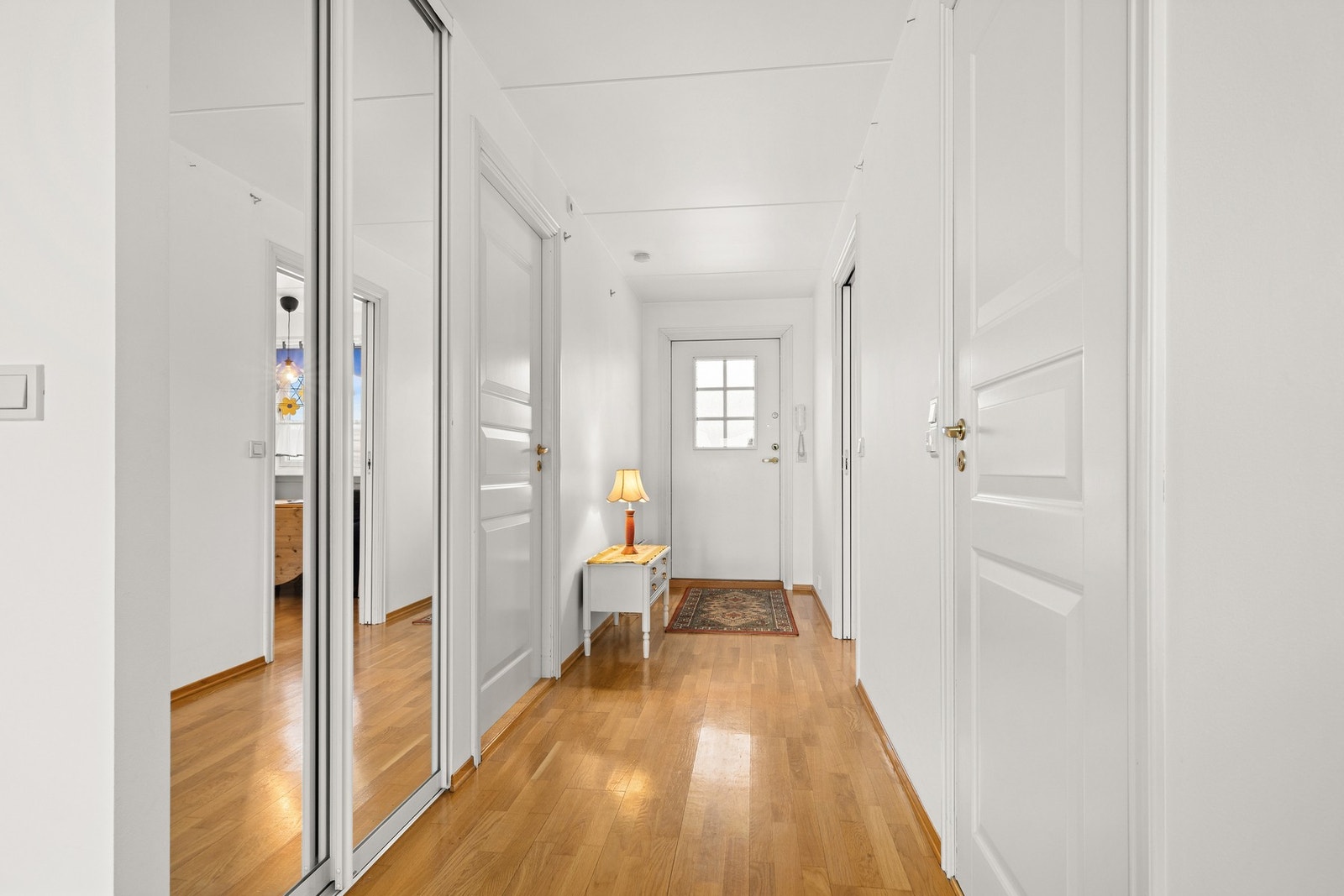 Fra hovedinngangen kommer man inn i hall med skyvedørsgarderobe Galleribilde