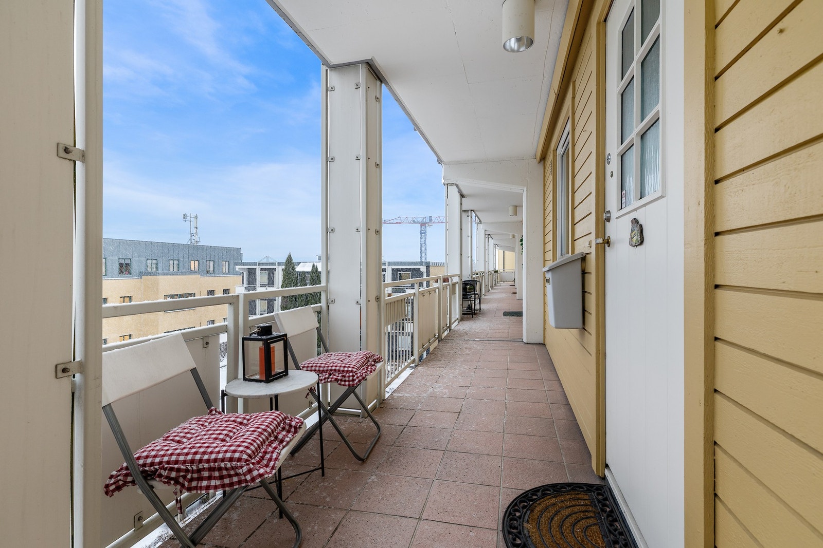 Fra garasjeanlegget og hovedinngangen er det heis rett opp til leilighetsplanet.
Utenfor leiligheten er det en hyggelig plass for morgenkaffen Galleribilde