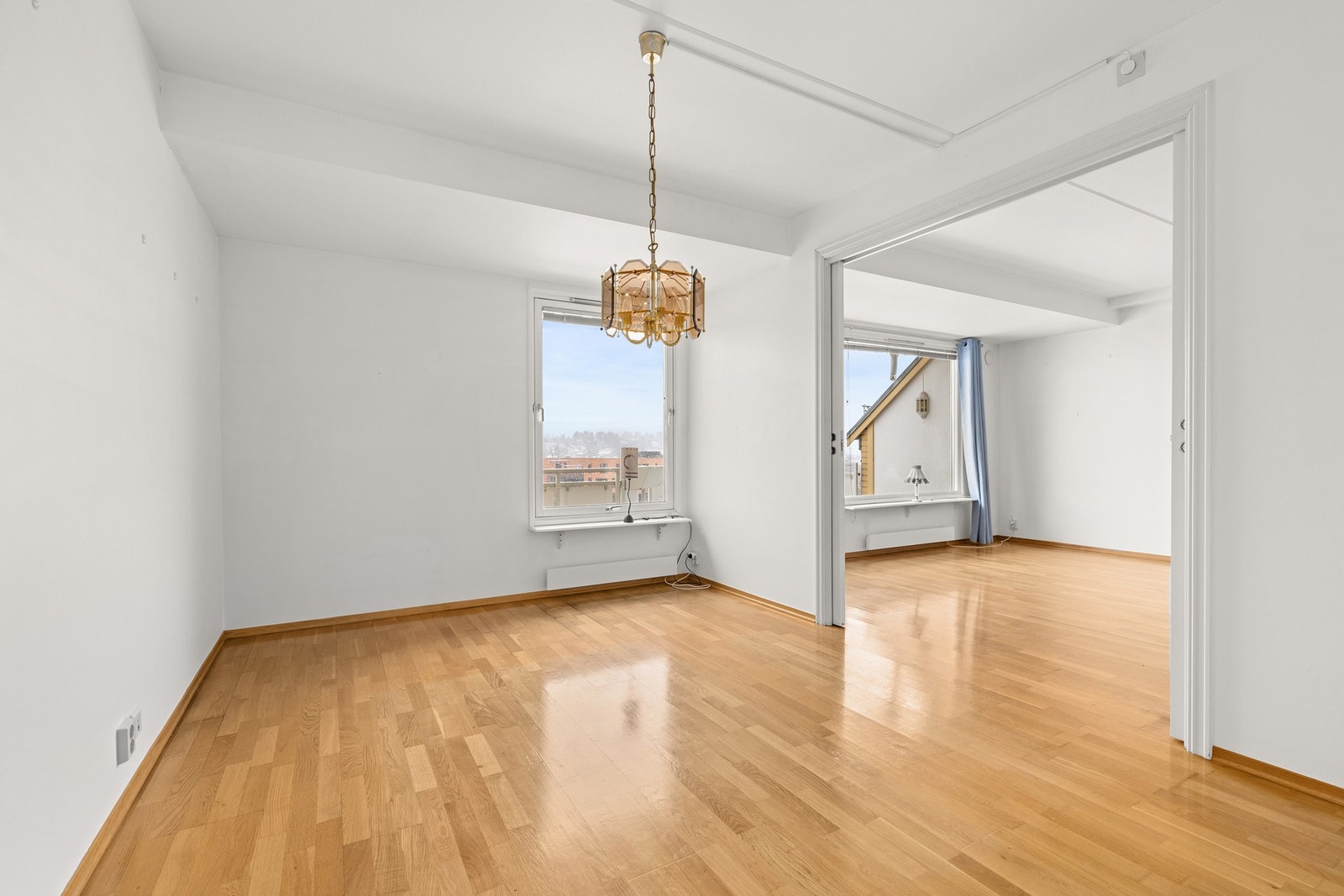 Soverom, alt. spisestue med stor åpning inn fra hovedstuen Galleribilde