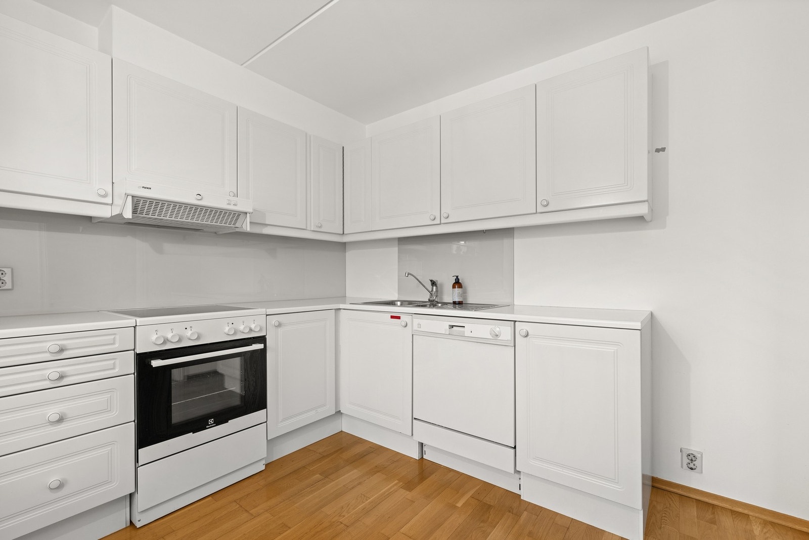 Kjøkkeninnredning med profilerte fronter. Galleribilde