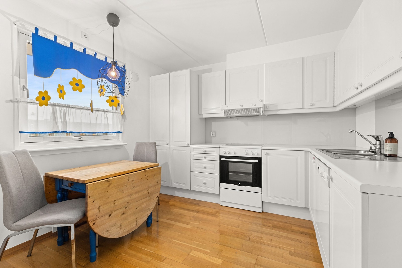 Det er godt med skap og benkeplass i tillegg til hyggelig spiseplass Galleribilde