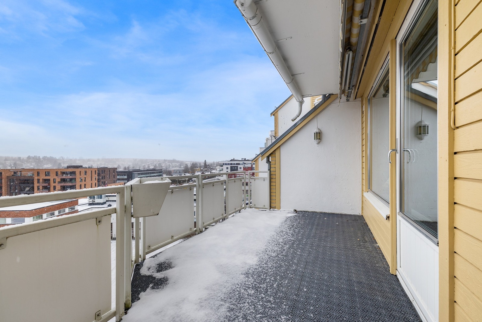 Fra terrassen har man utsikt fra Askerlandet, mot Kolsåstoppen og Bærumsmarka. Galleribilde