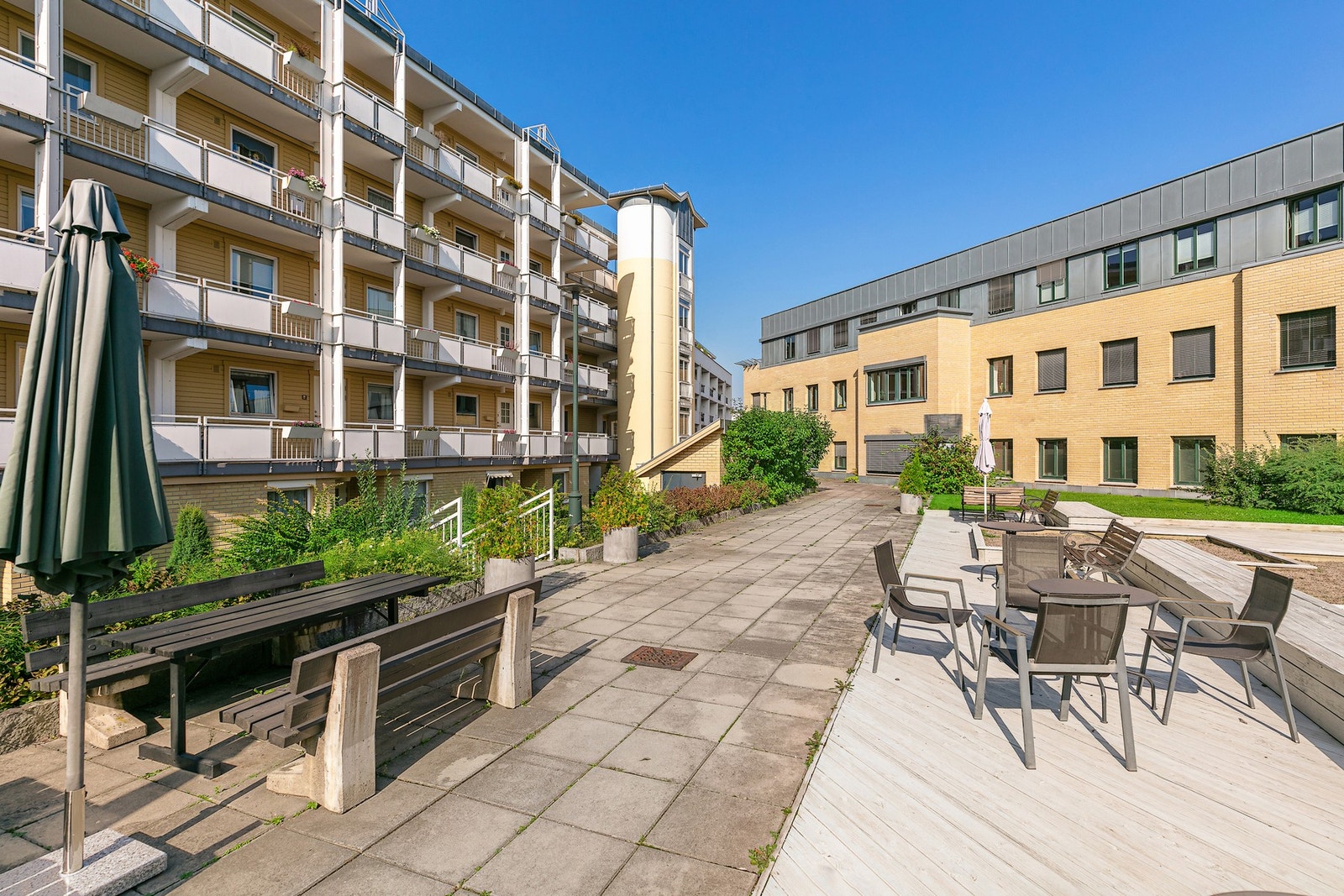 På uteområdet er det hyggelige sittegrupper hvor man kan ha en hyggelig prat med naboene. Galleribilde