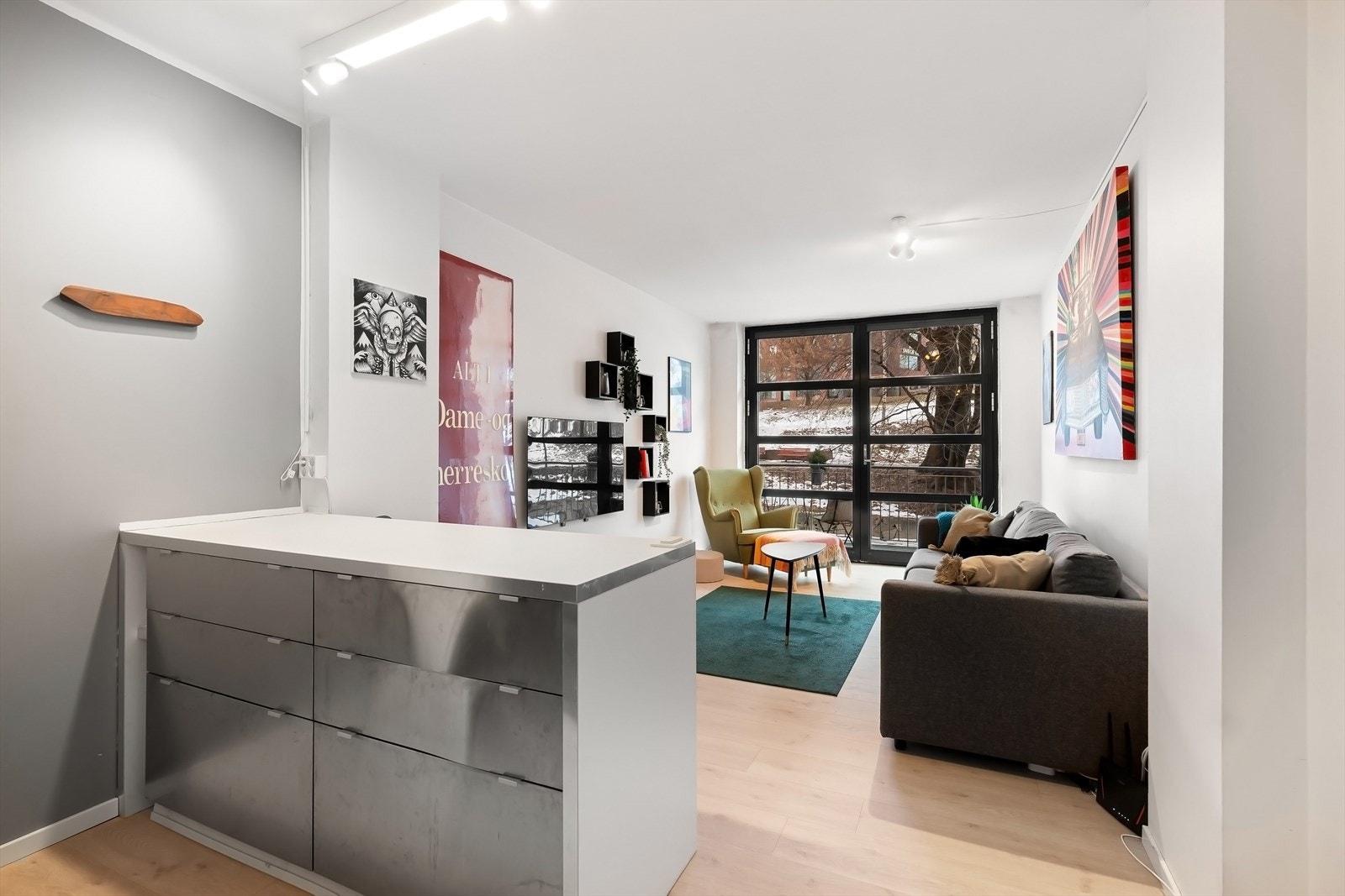 Åpen kjøkkenløsning mot stue, adskilt med praktisk kjøkkenøy. Galleribilde