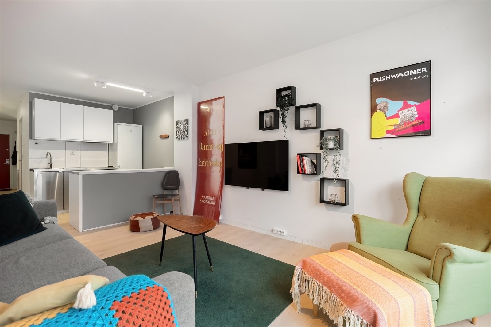 Plass til både sofagruppe og spiseplass. Galleribilde