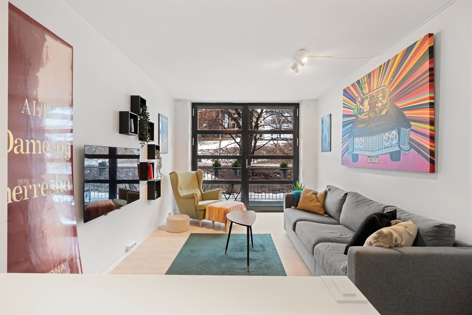 Hyggelig stue med store vindusflater som slipper inn rikelig med lys. Galleribilde