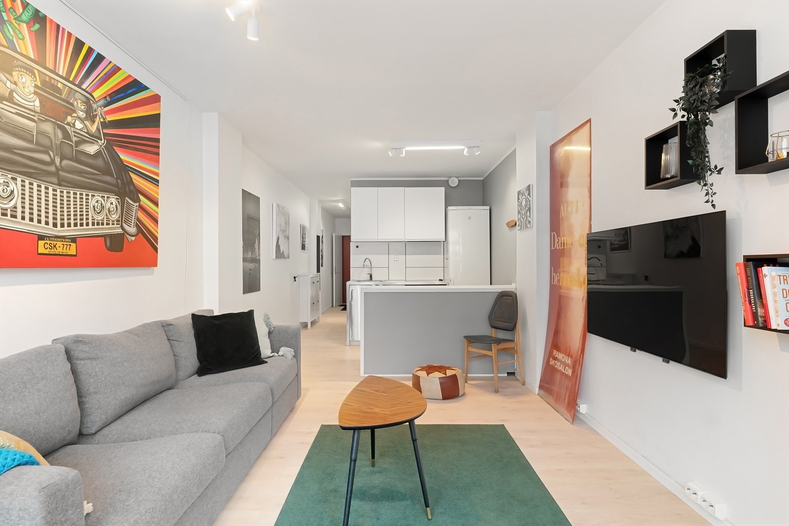 Nytt gulv i 2025 og lysmalte overflater. Vannbåren gulvvarme i stue/kjøkken og alkove. Galleribilde